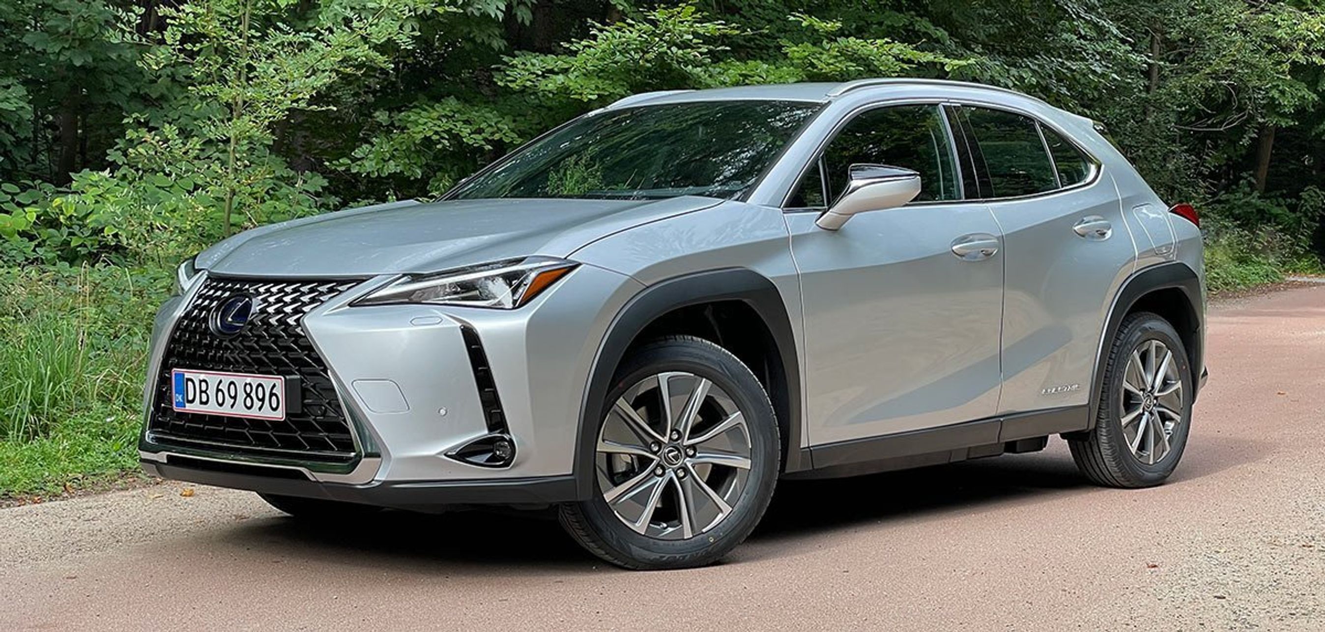 Lexus UX er mærkets mindste model. Den fås i Danmark som elbil og hybrid.