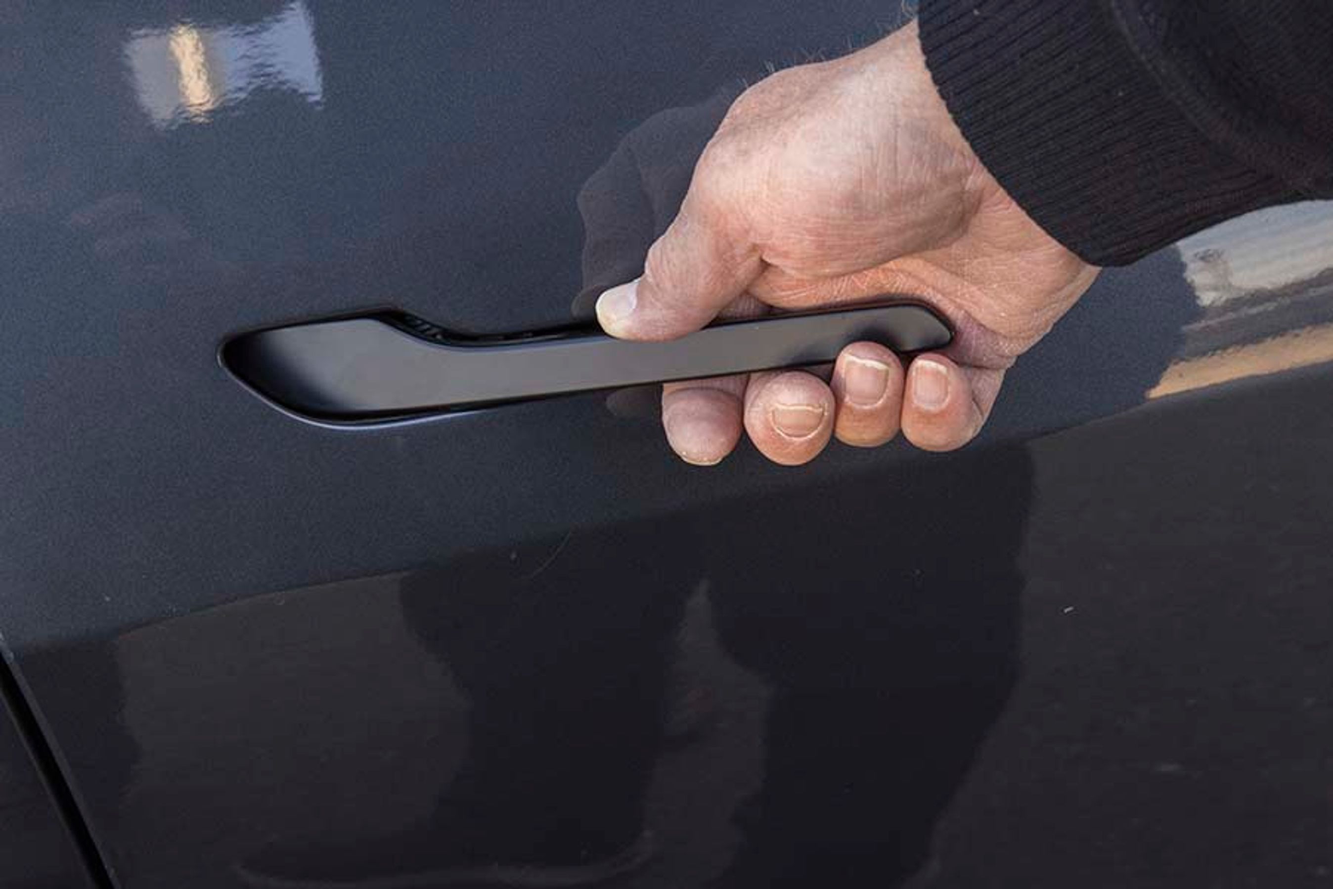 De særlige dørhåndtag ser smarte ud og er gode for aerodynamikken, men de er meget besværlige at betjene i hverdagen, og børn kan stort set ikke betjene dem uden god træning.