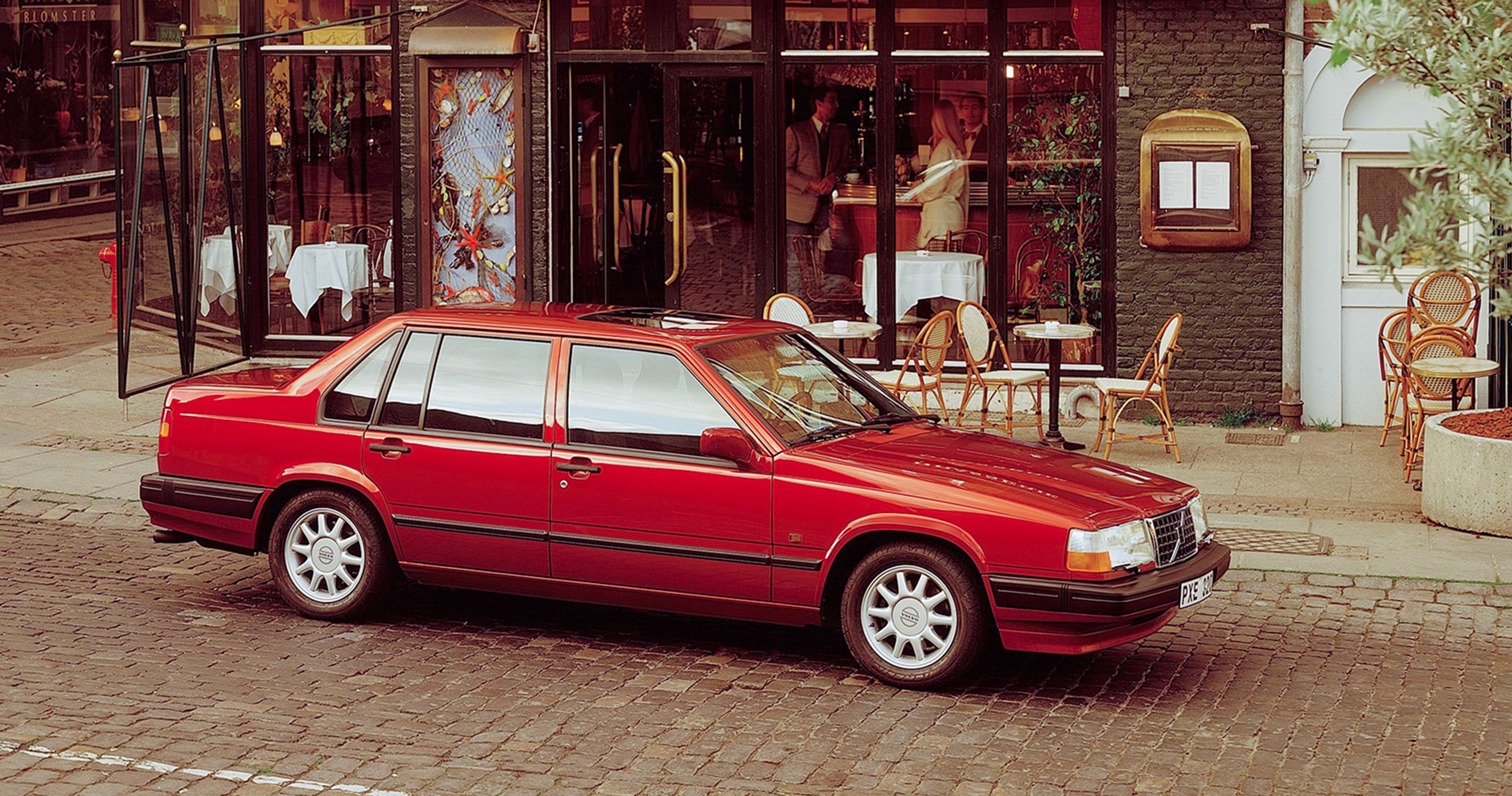 Volvo holder parkeret foran en café tilbage i 1990.