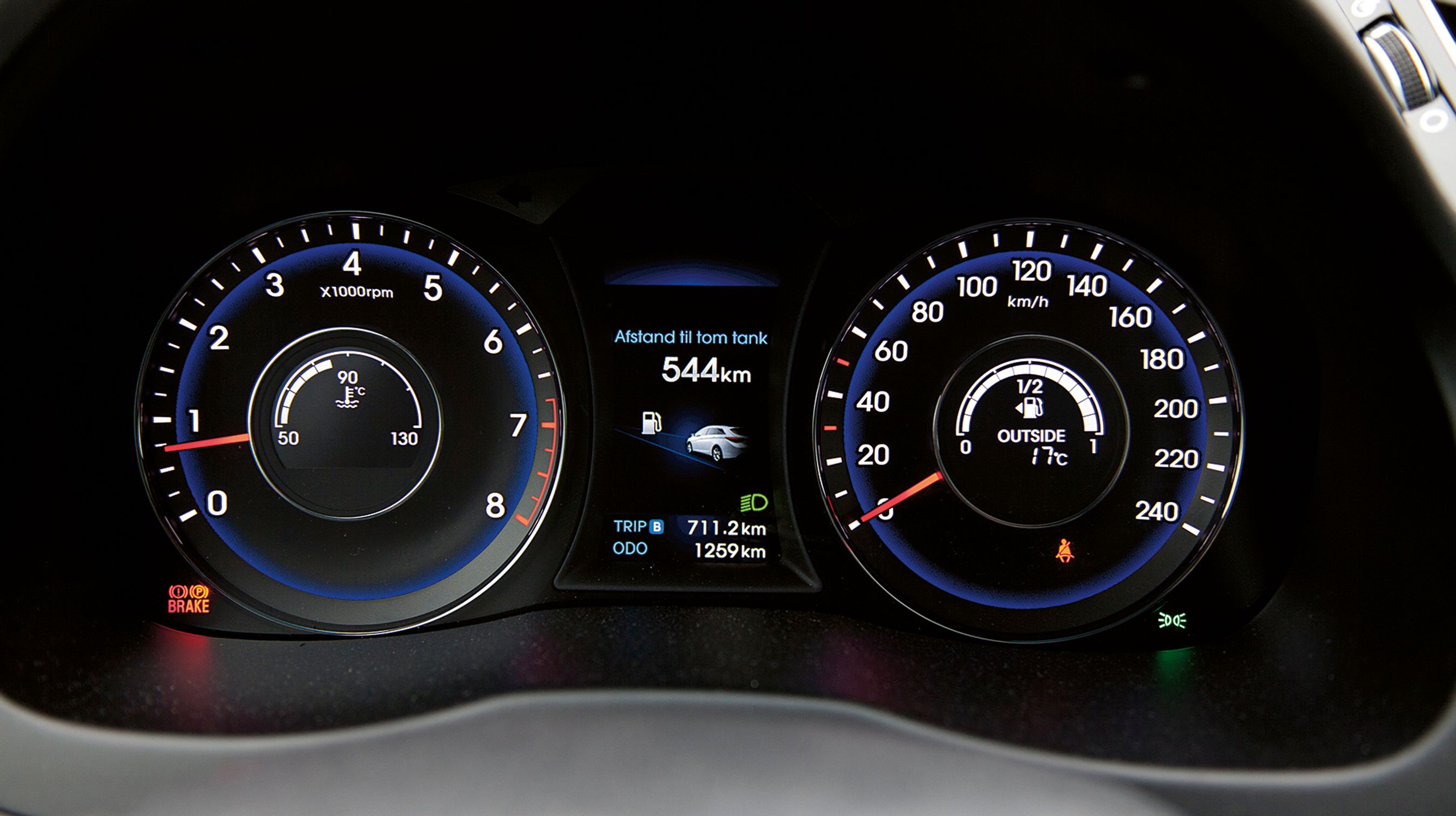 Speedometer og omdrejningstæller er lette at aflæse, og i midten af hver urskive er der et display, der viser temperatur og brændstofniveau.