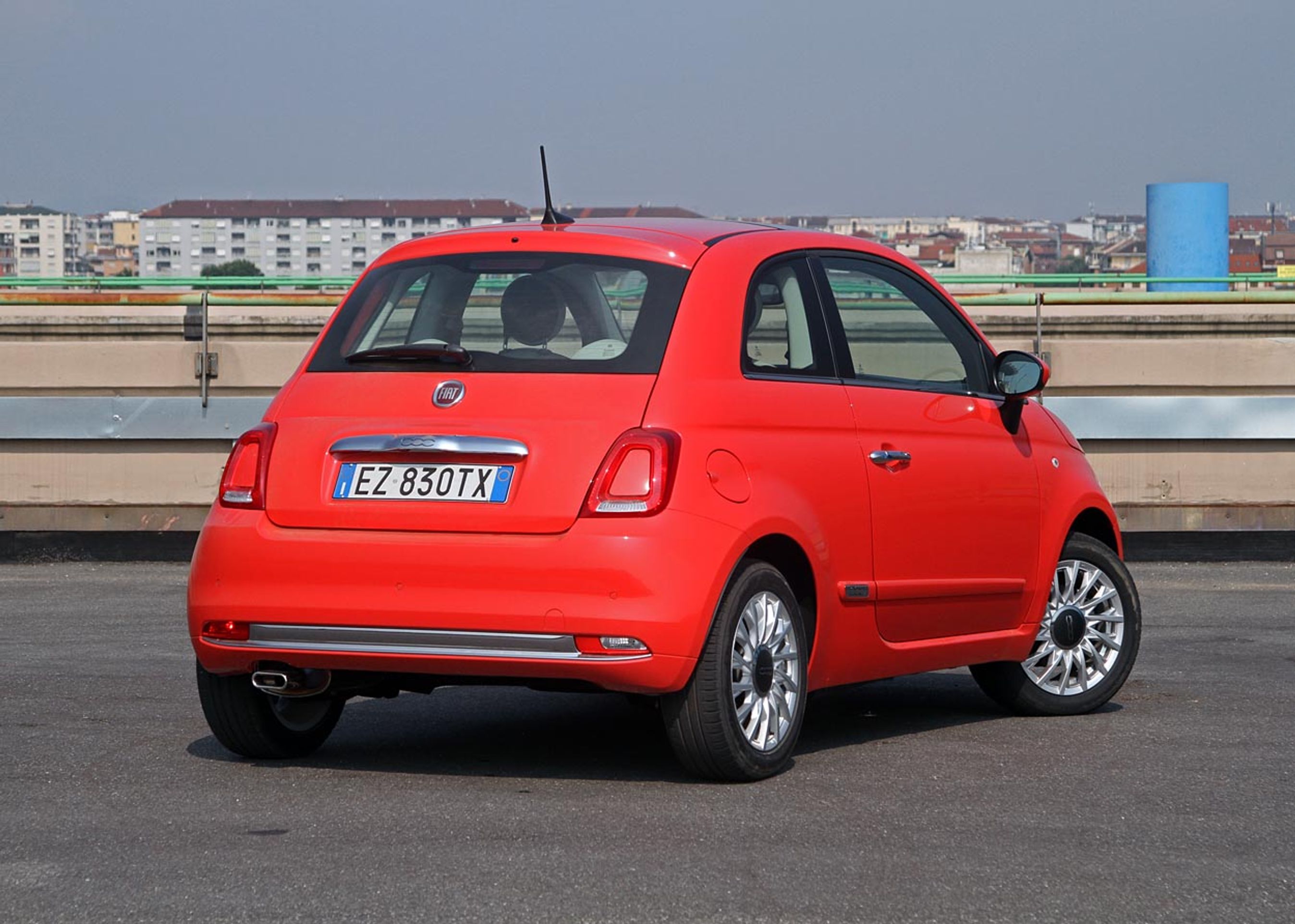 Bagtil er den tværgående kromliste rykket helt ned, og sammen med nye baglygter giver det en rimelig tydelig fornyelse.