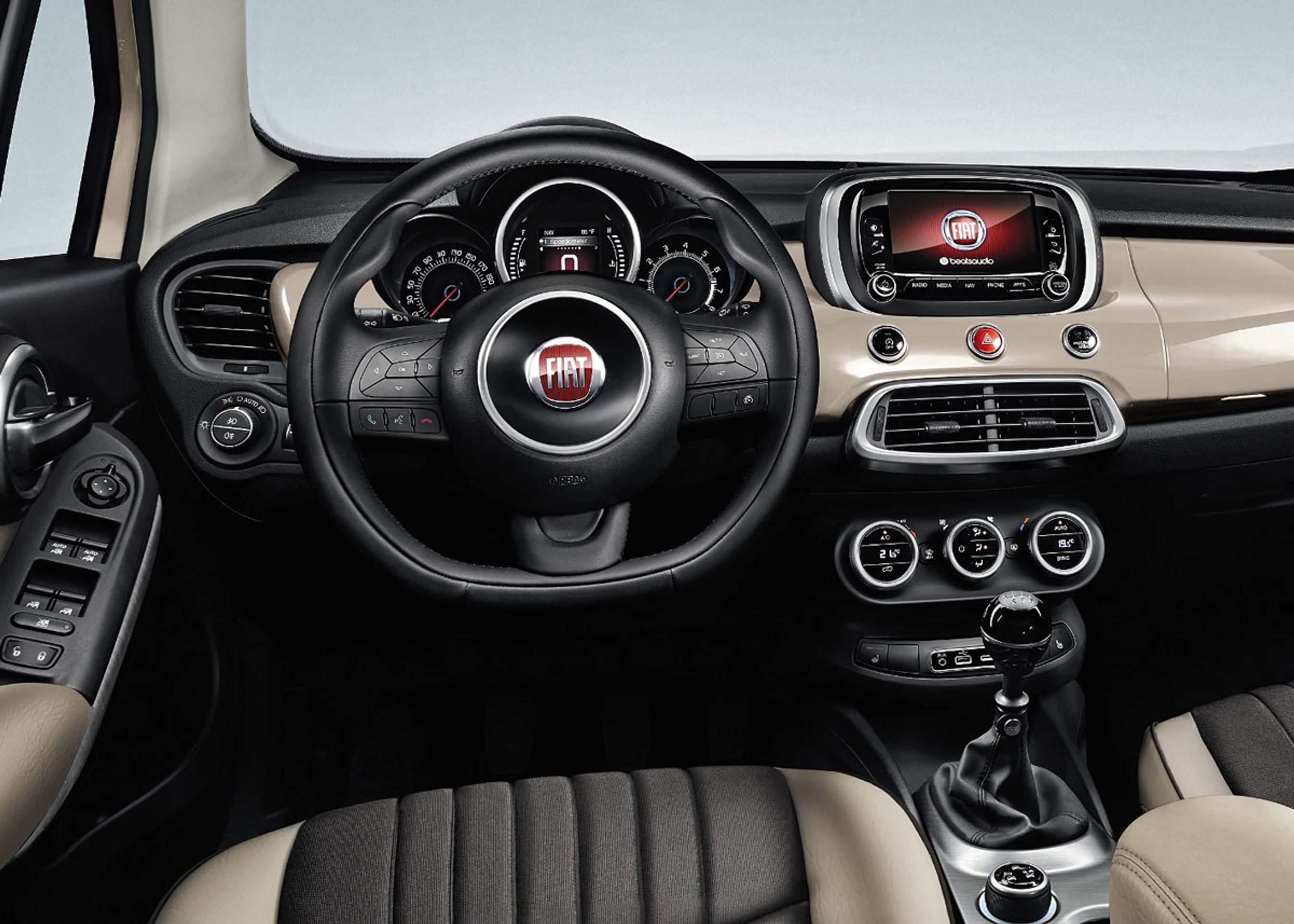 I kabinen er der ikke meget genkendeligt fra andre Fiat-modeller. Slægtskabet med Jeep Renegade er større. Foto: Fiat