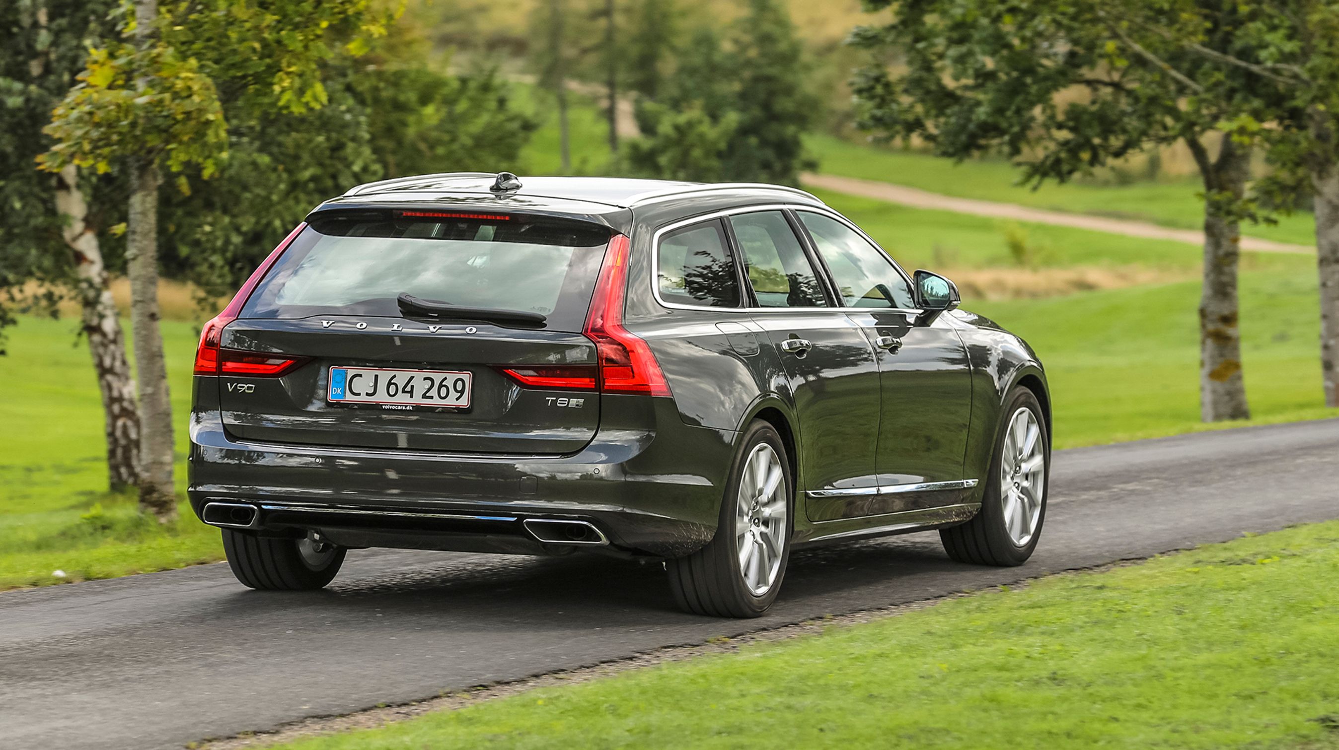 Der er stadig udstødningsrør, for selvom V90 T8 kan køre på strøm, så kører den også på benzin. 