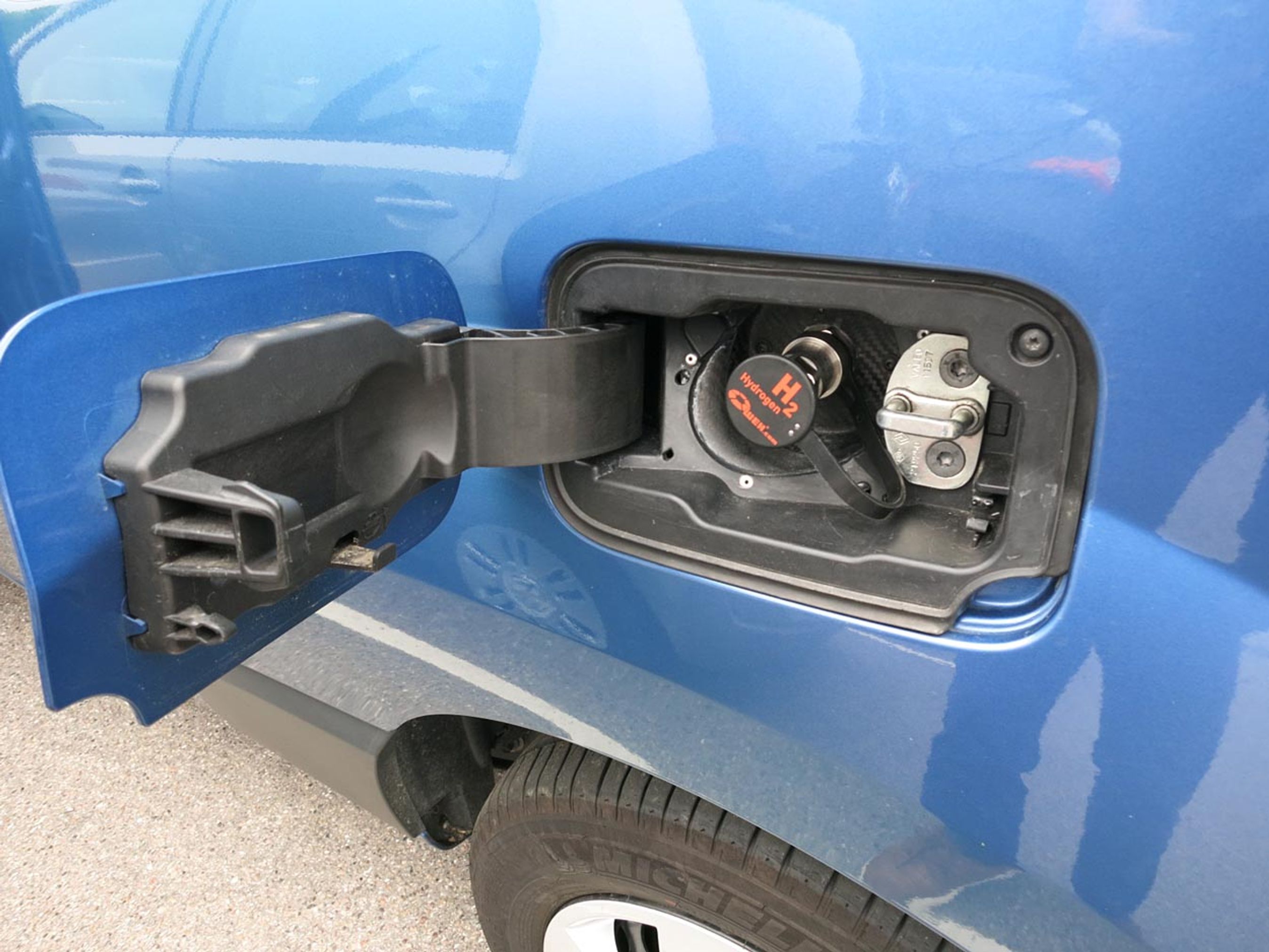 Et indbygget tankdæksel skjuler studsen til brintpåfyldningen. Det tager ca. fem minutter at fylde bilen med to kg brint.