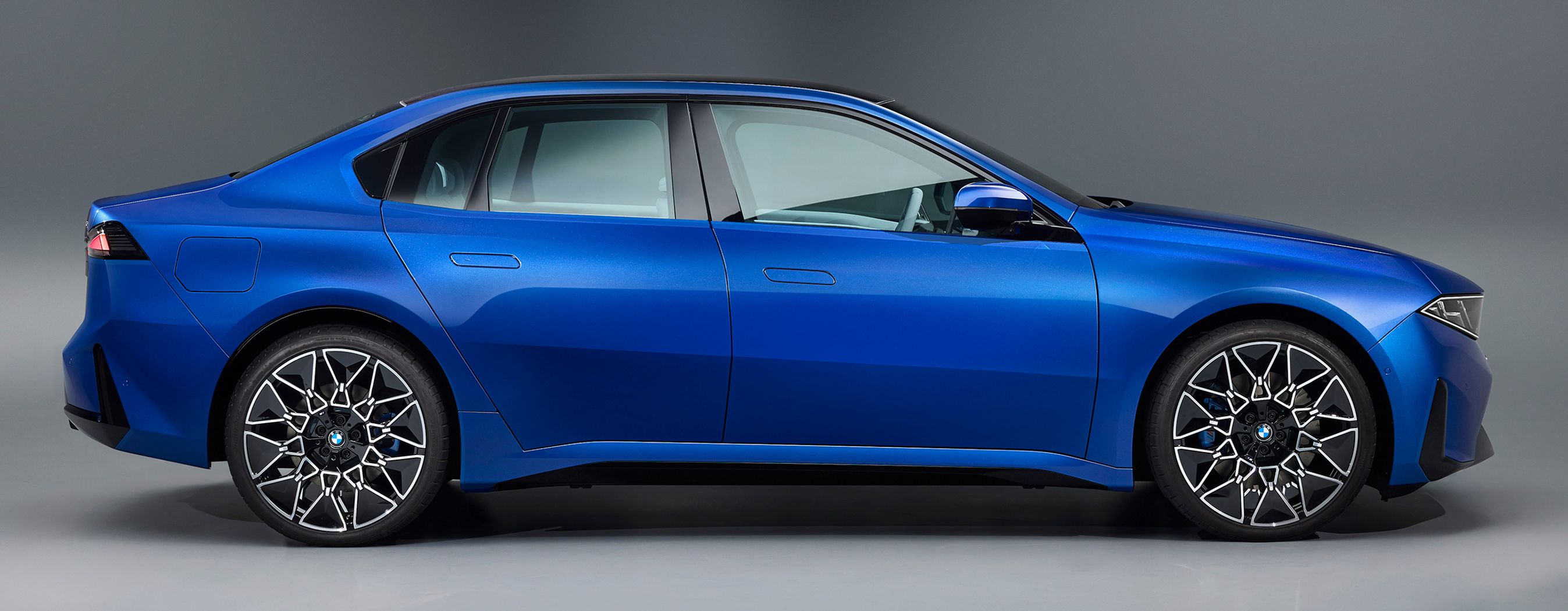 Blå BMW i3 i profil.