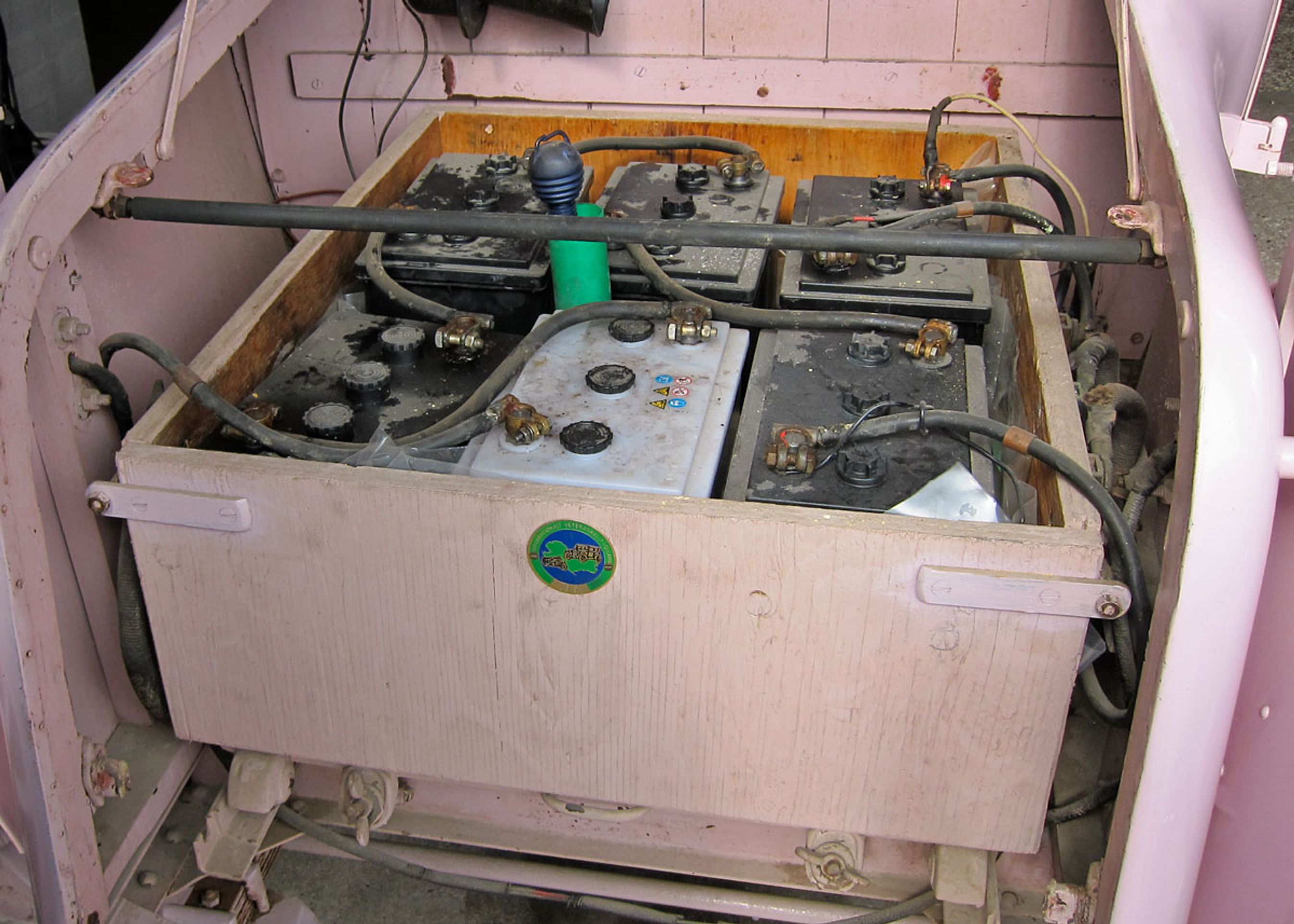 Milburn har batteriskifte - omend manuelt. Batterikassen står på en lille skuffe.