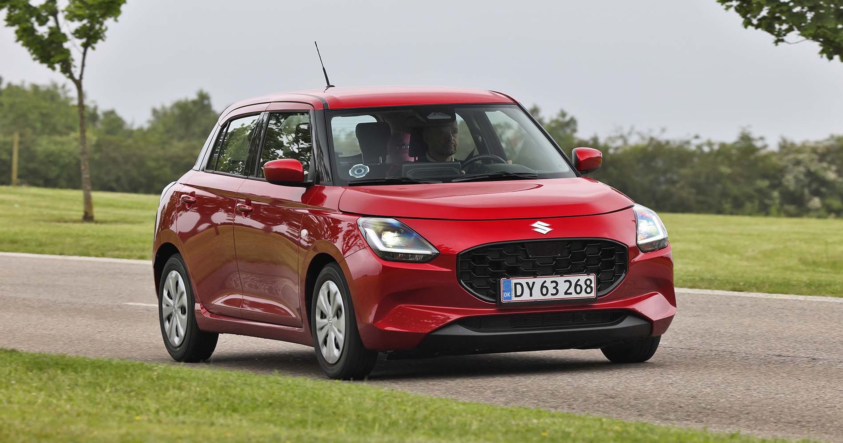 Suzuki Swift set forfra, mens den kører på vej
