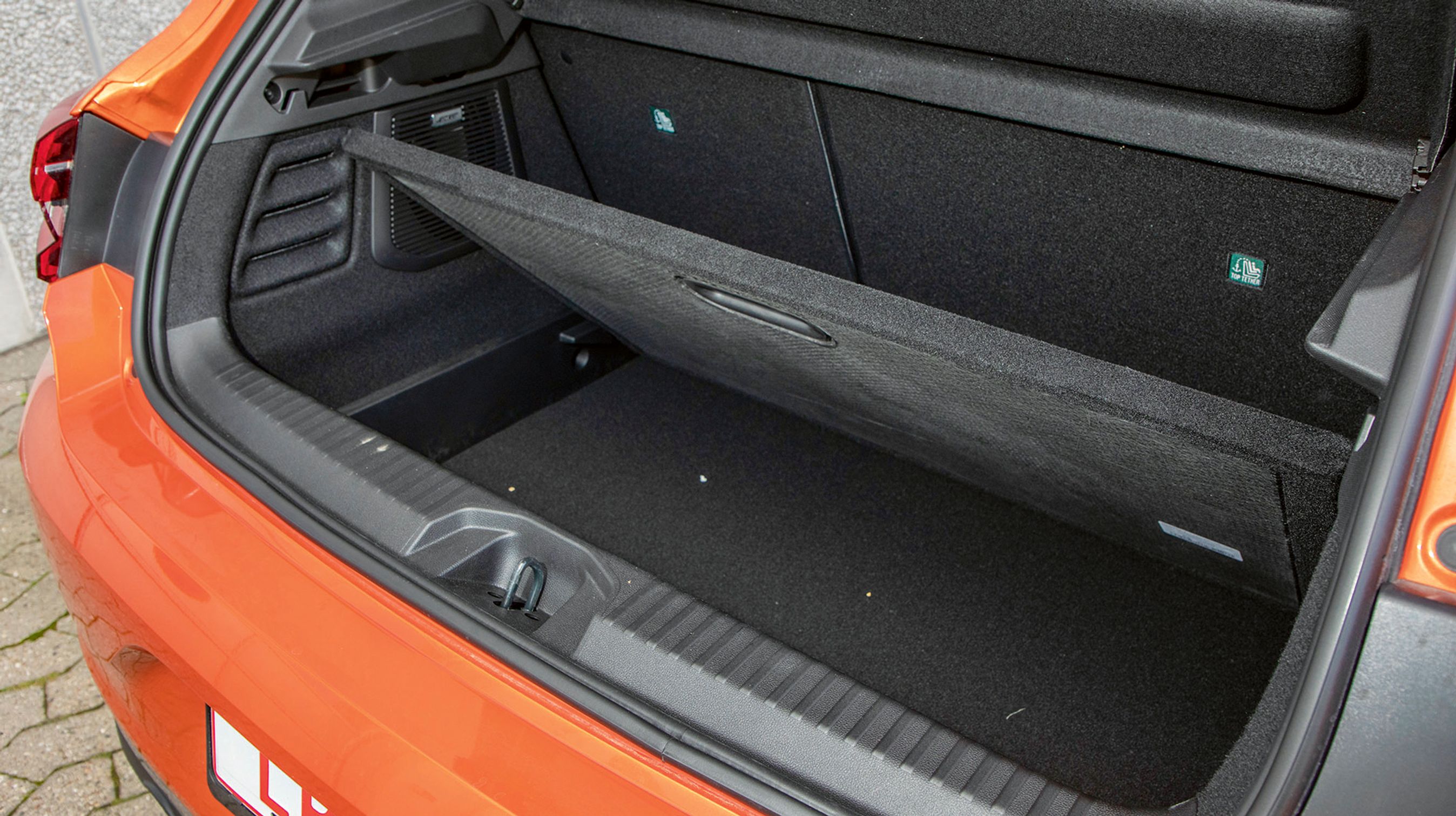 Bunden i bagagerummet kan placeres i to niveauer, så der dannes et ekstra rum under gulvet.