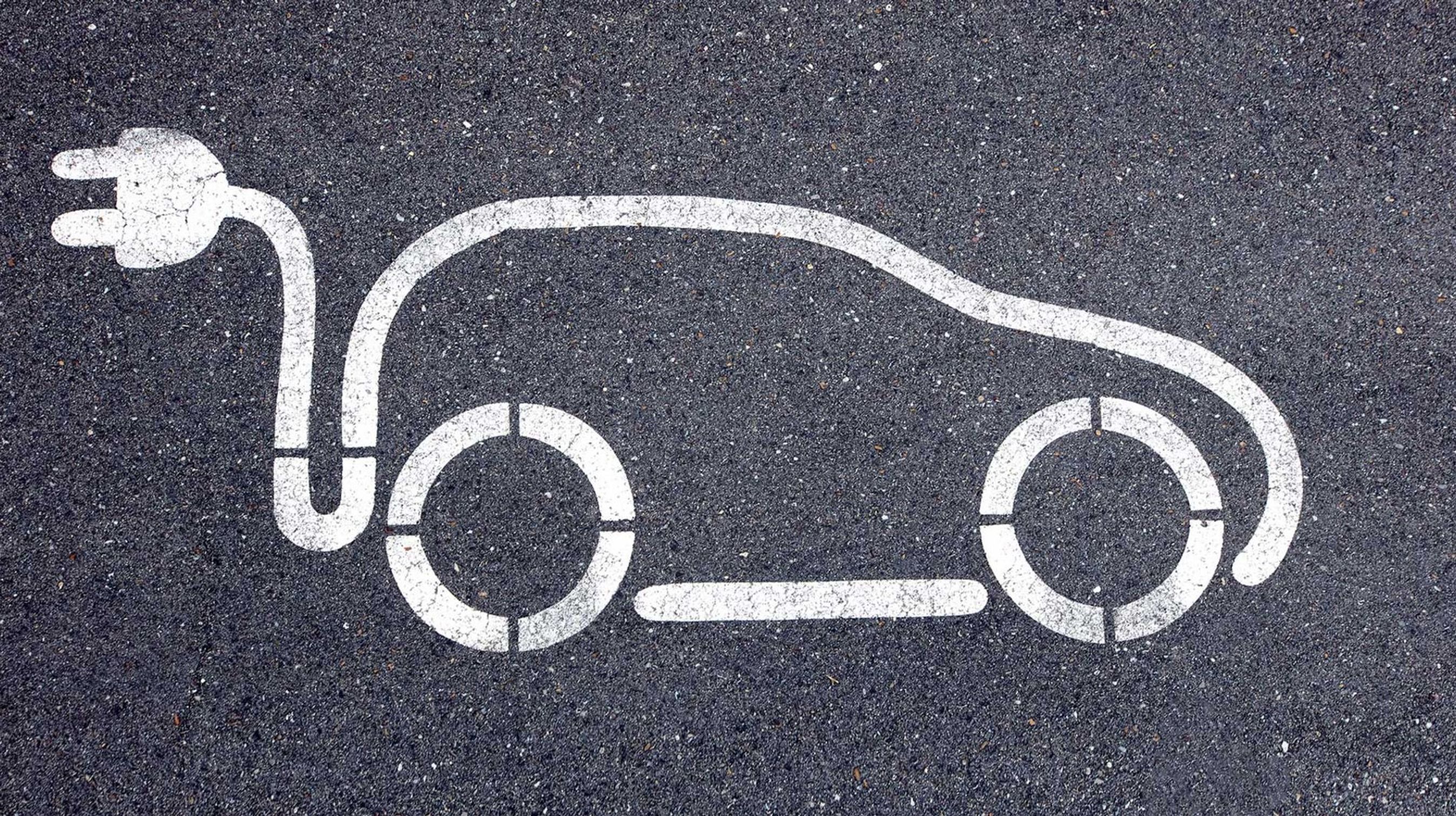 En elbil tegnet på asfalt med hvide streger