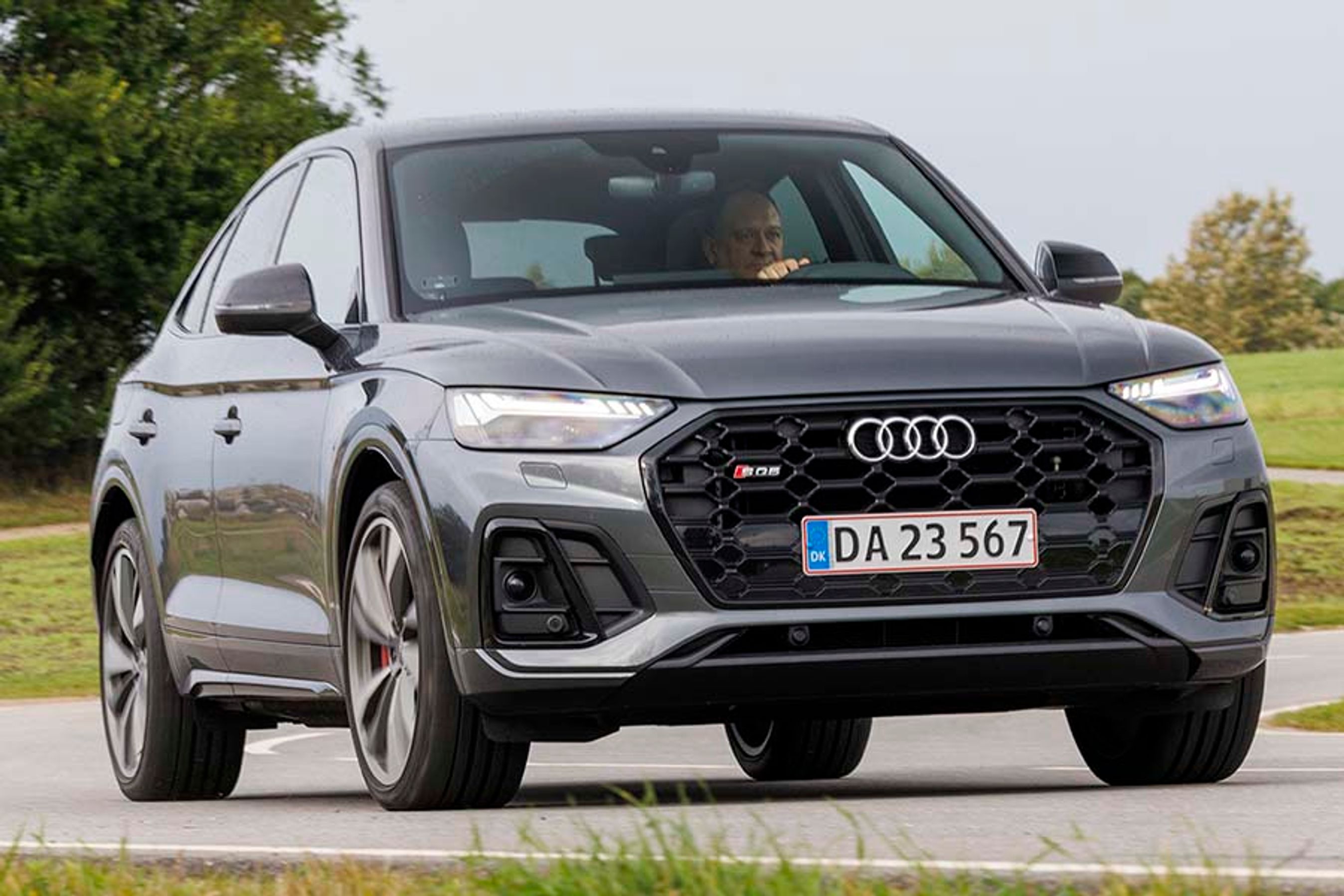 Audi SQ5 er en sand køremaskine, og trods dens højde har den let ved at tage et sving på en tryg, sportslig og sikker måde. Matrix LED-forlygter er ekstraudstyr til knap 50.000 kr.