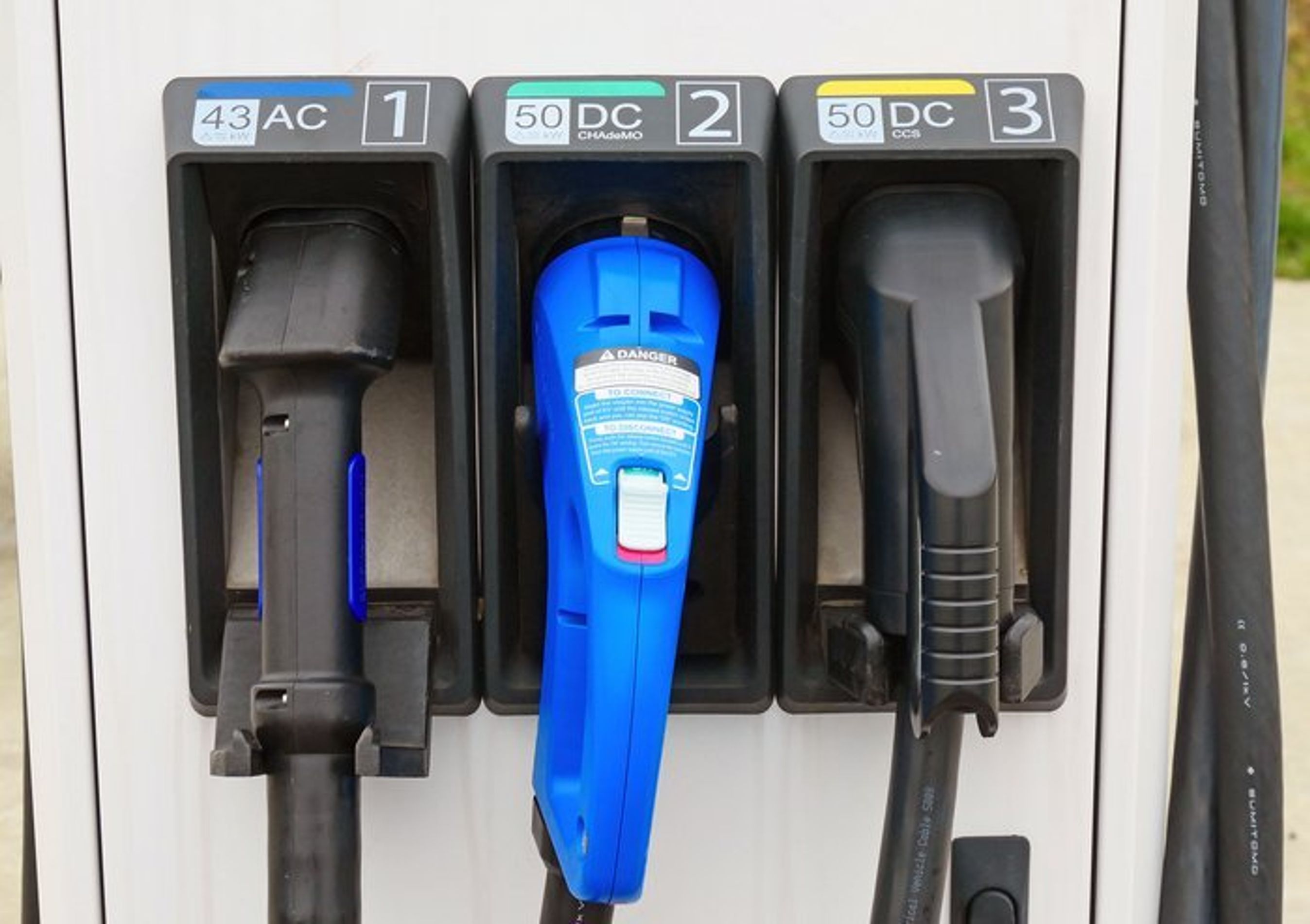 Der er behov for flere hurtig- og lynladere, både langs de store veje og længere ude i landets kroge, konkluderer rapporten.