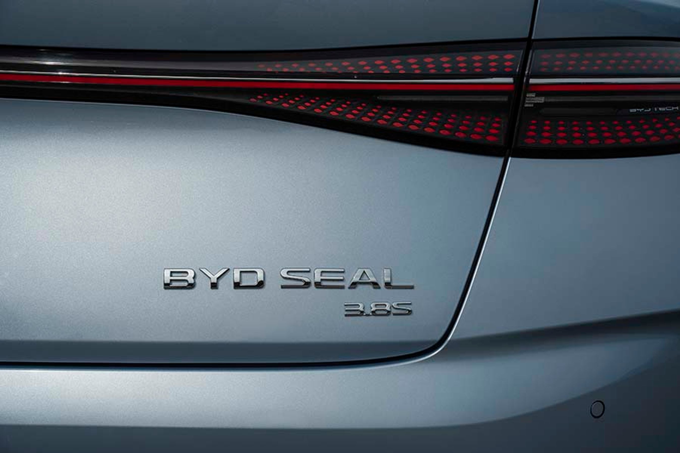 Bag på den firehjulstrukne udgave står der foruden Seal også 3.8 s. Det refererer til den tid, det tager at accelerere fra 0 til 100 km/t. Det er hurtigt!