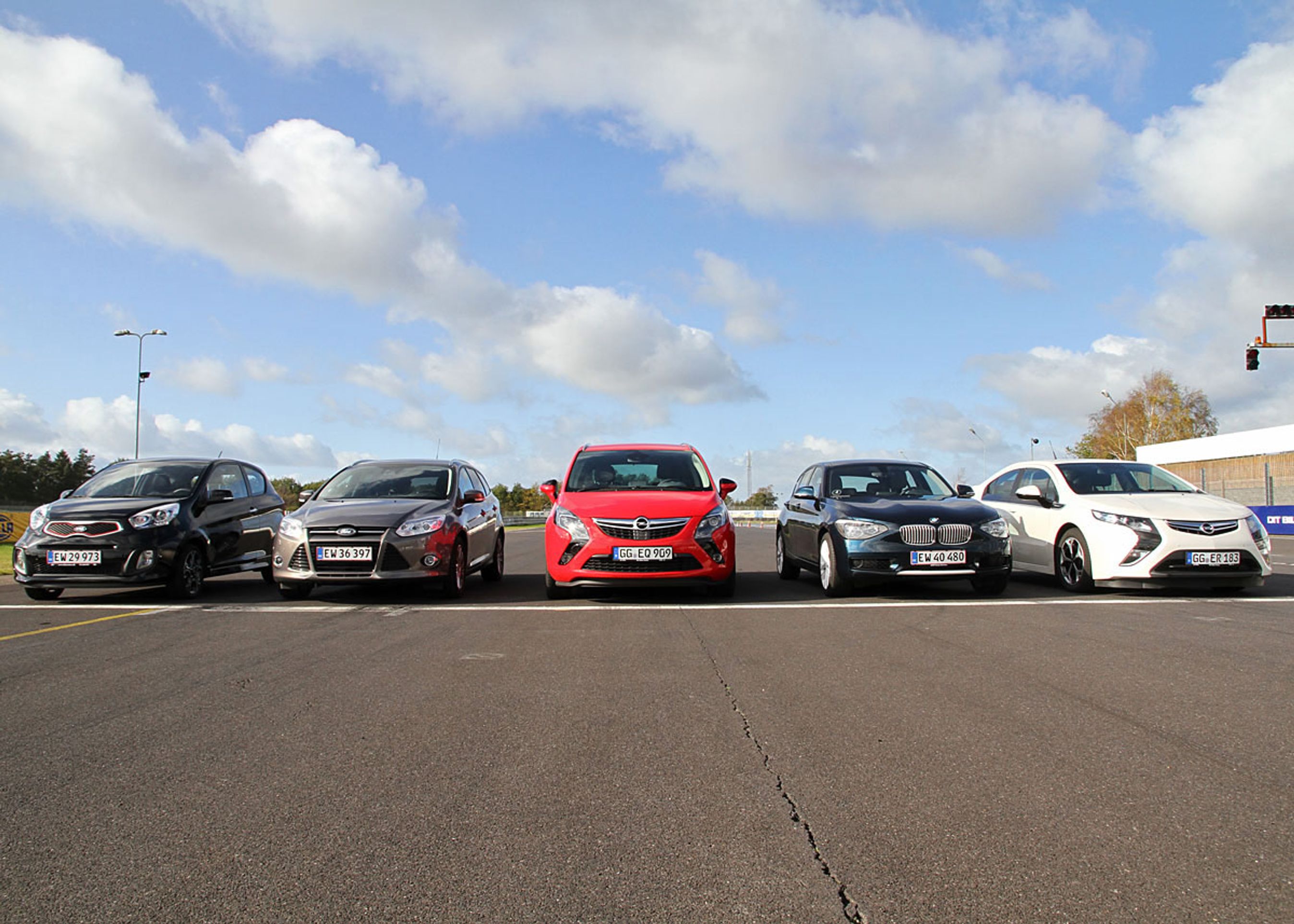 De fem finalister til Årets Bil i Danmark 2012: Kia Picanto, Ford Focus, Opel Zafira, BMW 1-serie og Opel Ampera.