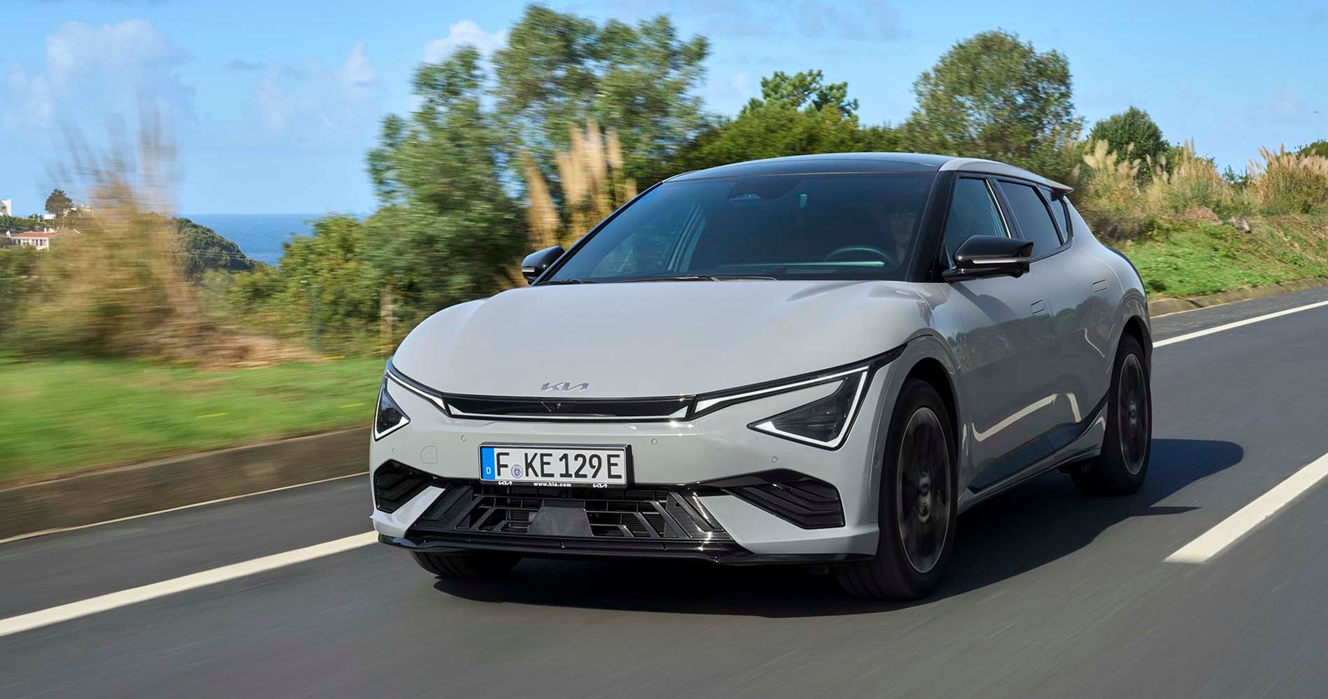 Kia EV6 kører på en vej