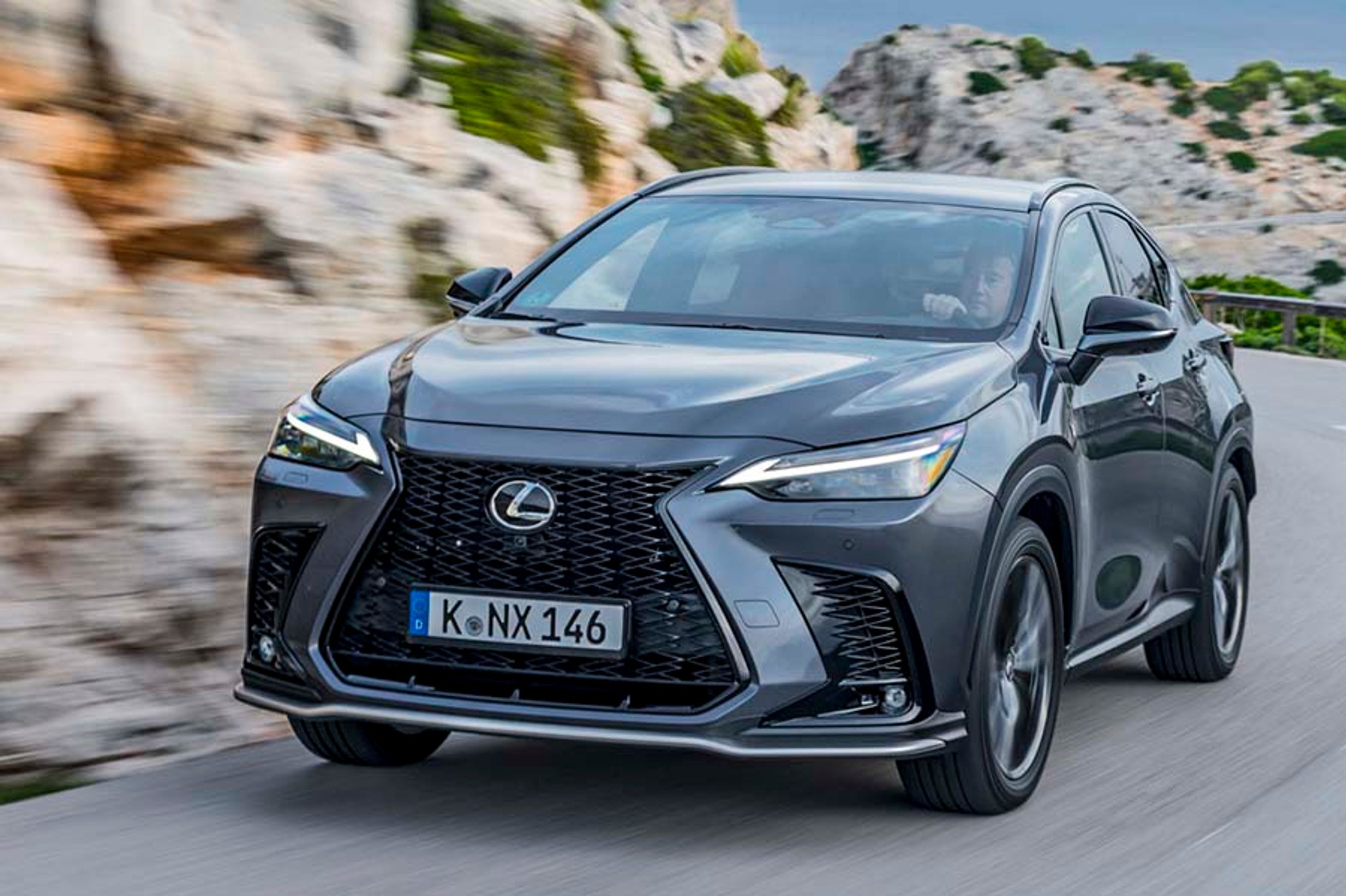 Den store grill gør NX nem at kende som en Lexus – om man så bryder sig om den eller ej.