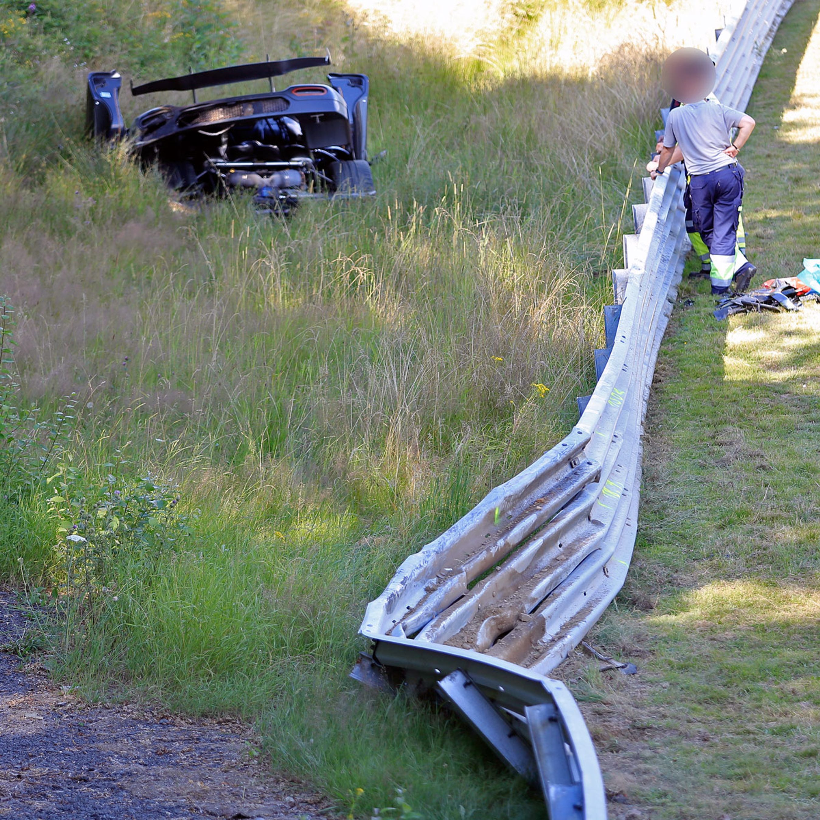 Racerbilen fik en lufttur efter at have ramt autoværnet.