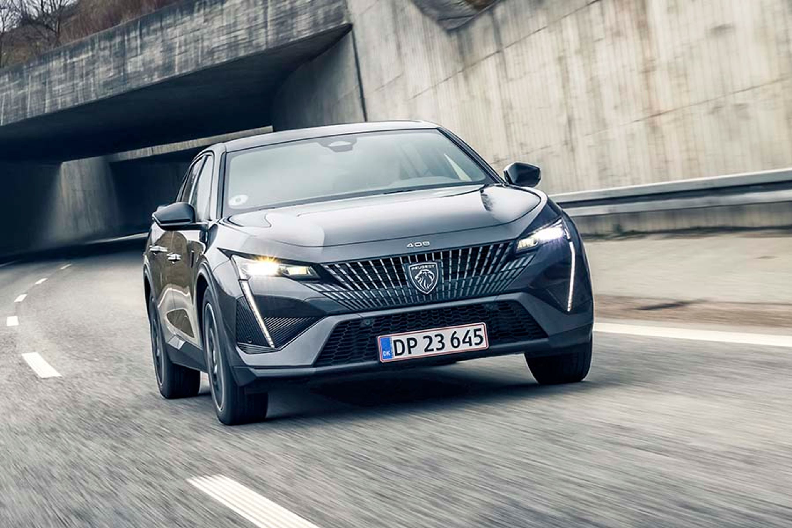 Peugeot 408 er en ny bilmodel, der er bygget over 308, men som er forlænget og forhøjet og gjort mere SUV-lignende. Den fås indtil videre kun som plugin-hybrid til priser fra 445.000 kr.