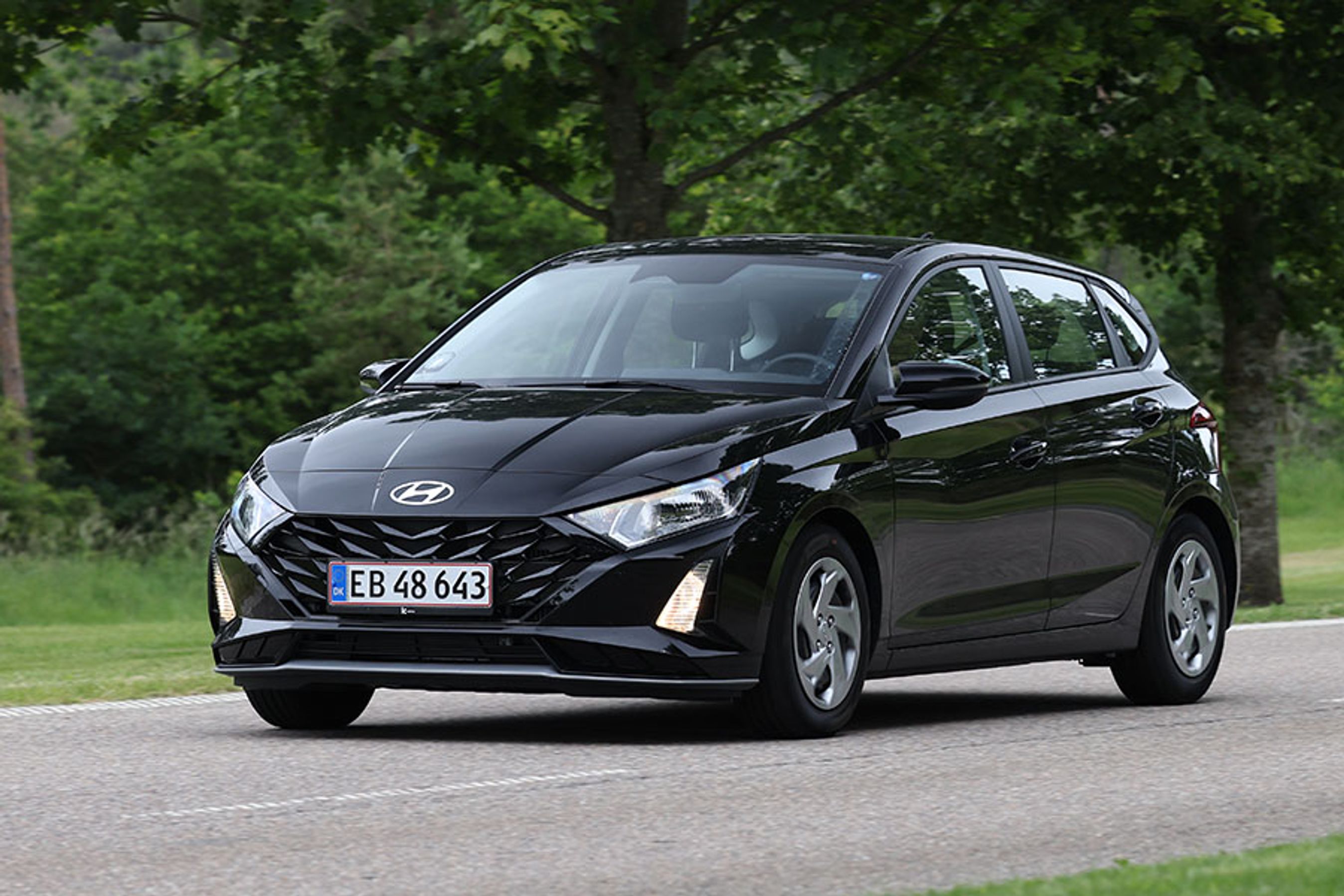 En ret så lav front giver i20 et dynamisk udseende. Kørelyset er placeret som to lygter under selve forlygterne.