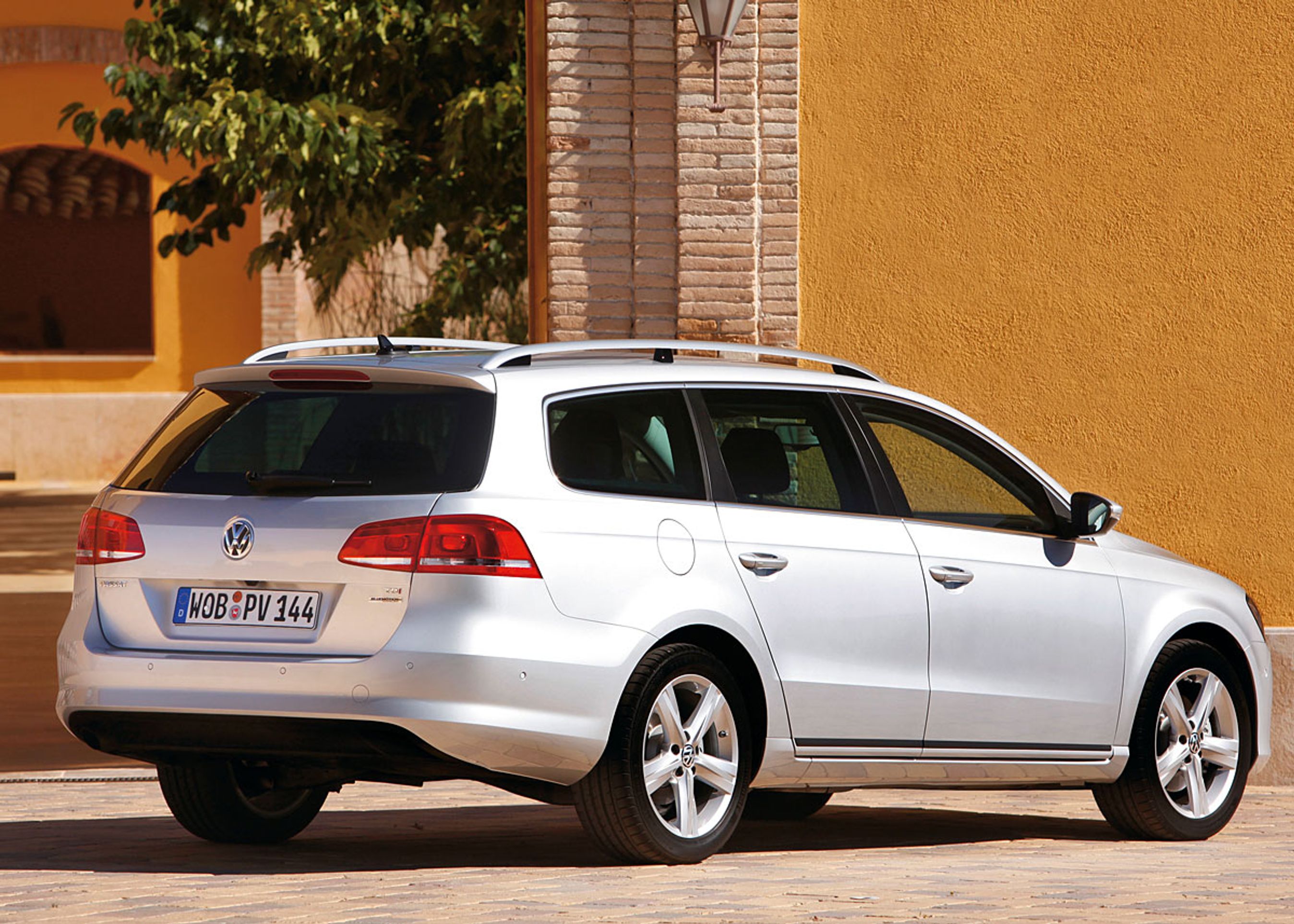 Mest populære Passat har traditionelt været en stationcar (Variant) med dieselmotor. Her begynder prisen ved ca. 370.000 kr.