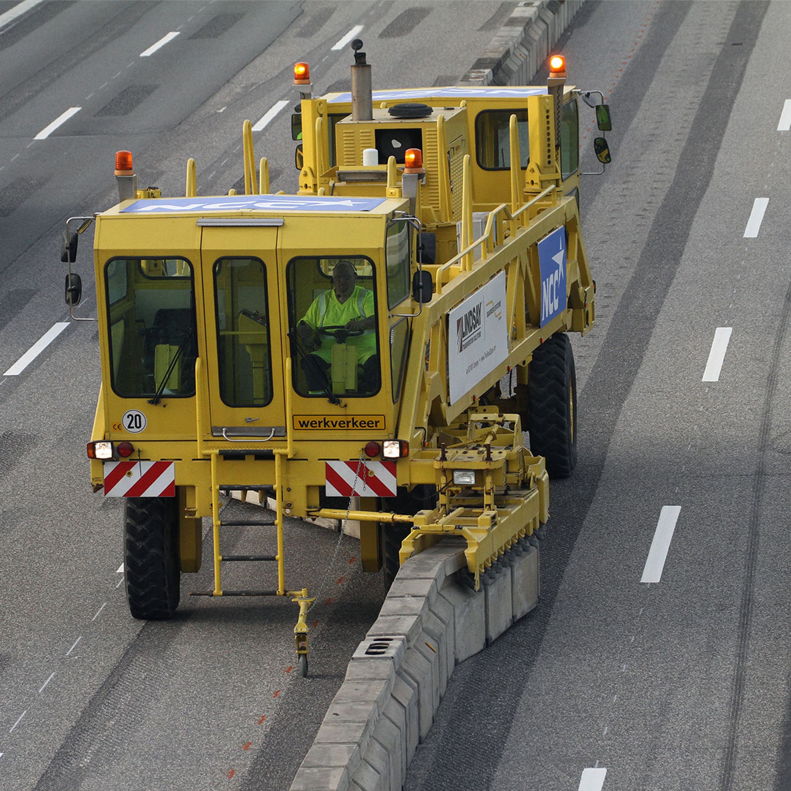 Den store maskine er fra det amerikanske firma Lindsay, der har patent på systemet. Maskinen kører med 8 km/t. og den betjenes fuldstændig manuelt. Operatøren har et lille hjul foran, der skal ramme en rød stribe på asfalten.