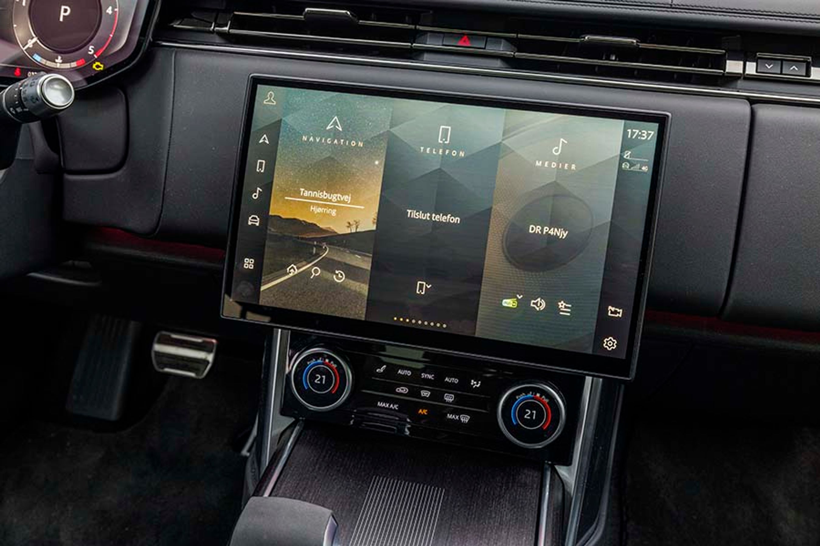 Skærmen i midten kan vise flere funktioner samtidigt. Der er danske menuer, og der er trådløs Apple CarPlay. Nederst styres klimaanlægget via traditionelle knapper. Det fungerer godt!