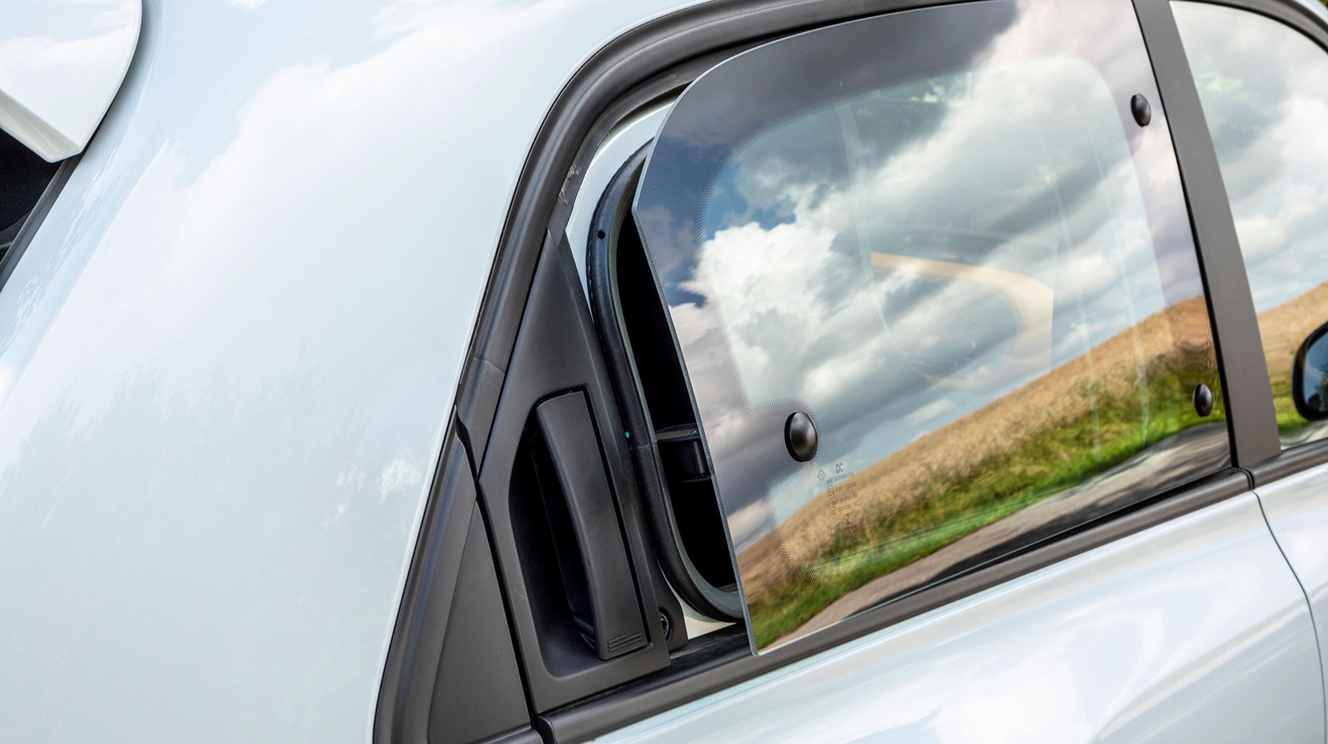 En let og billig bagrudeløsning er disse bagruder, der kan vippes ud. Ses bl.a. også på VW Up, og er ganske irriterende, hvis man kommer ud på motorvejen med et åbent vindue, da det ikke kan lukkes fra førerpladsen. 