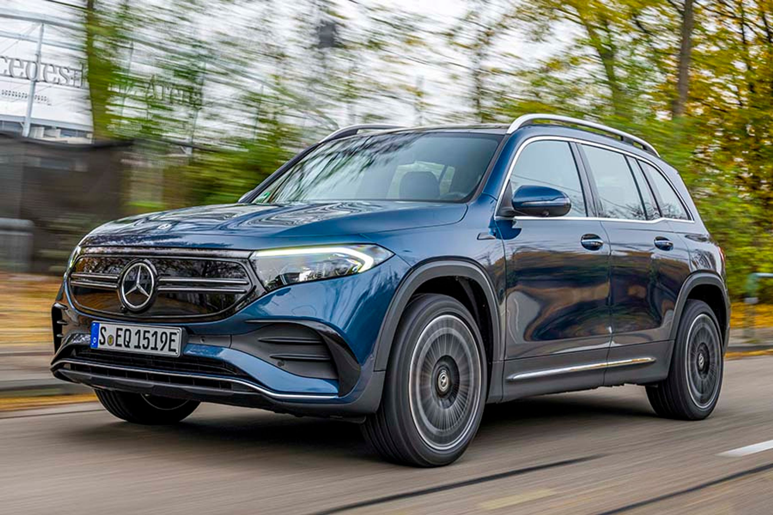 Mercedes-EQ EQB er en elbiludgave af den store SUV GLB. Batteriet er bygget ind under gulvet, der også er løftet lidt i kabinen.