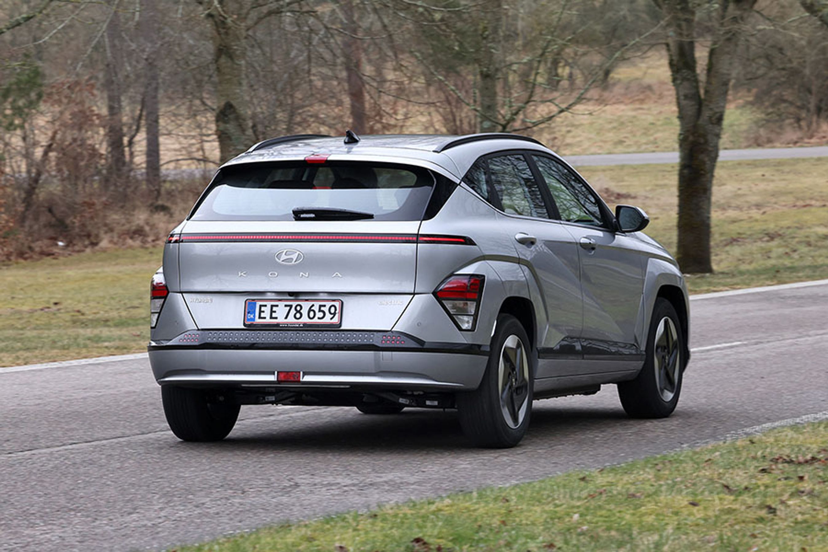 Hyundai Kona set bagfra, mens den kører mellem træer