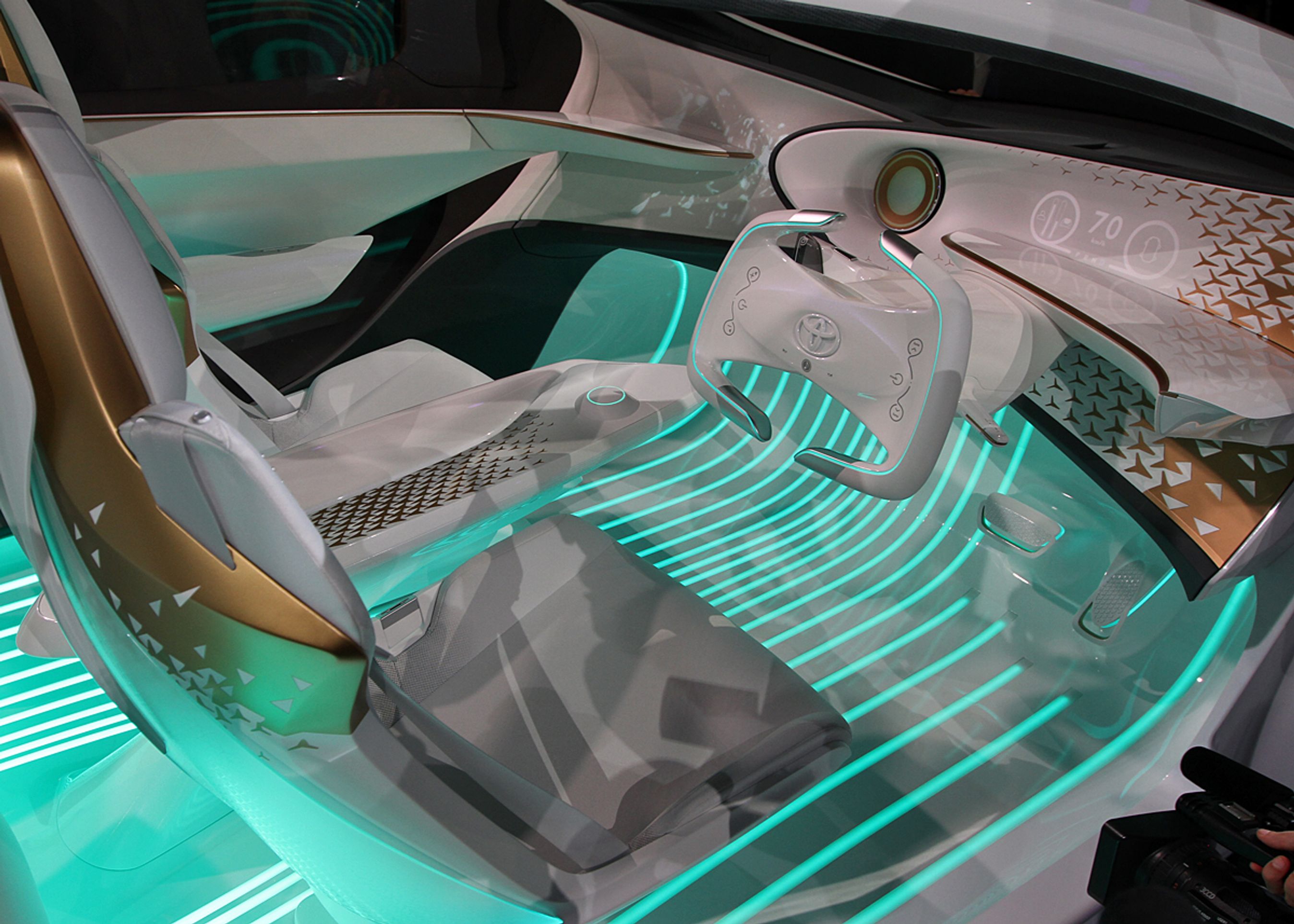 Kabinen er enkel, og der bruges alternative metoder til at kommunikere med de ombordværende. Farven i gulvet fortæller f.eks., om bilen er i automatisk eller manuel køre-mode.