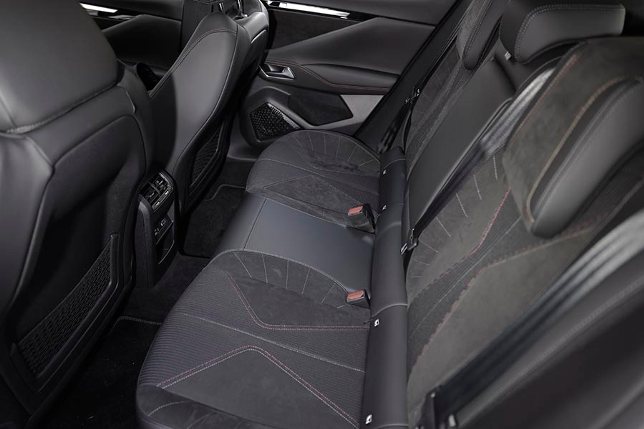Selv bagsædet er flot betrukket med en blanding af læder og alcantara. Det er dog yderpladserne, der er prioriteret, og det er også her, der er isofix-beslag. Der er friskluftdyse i midten.