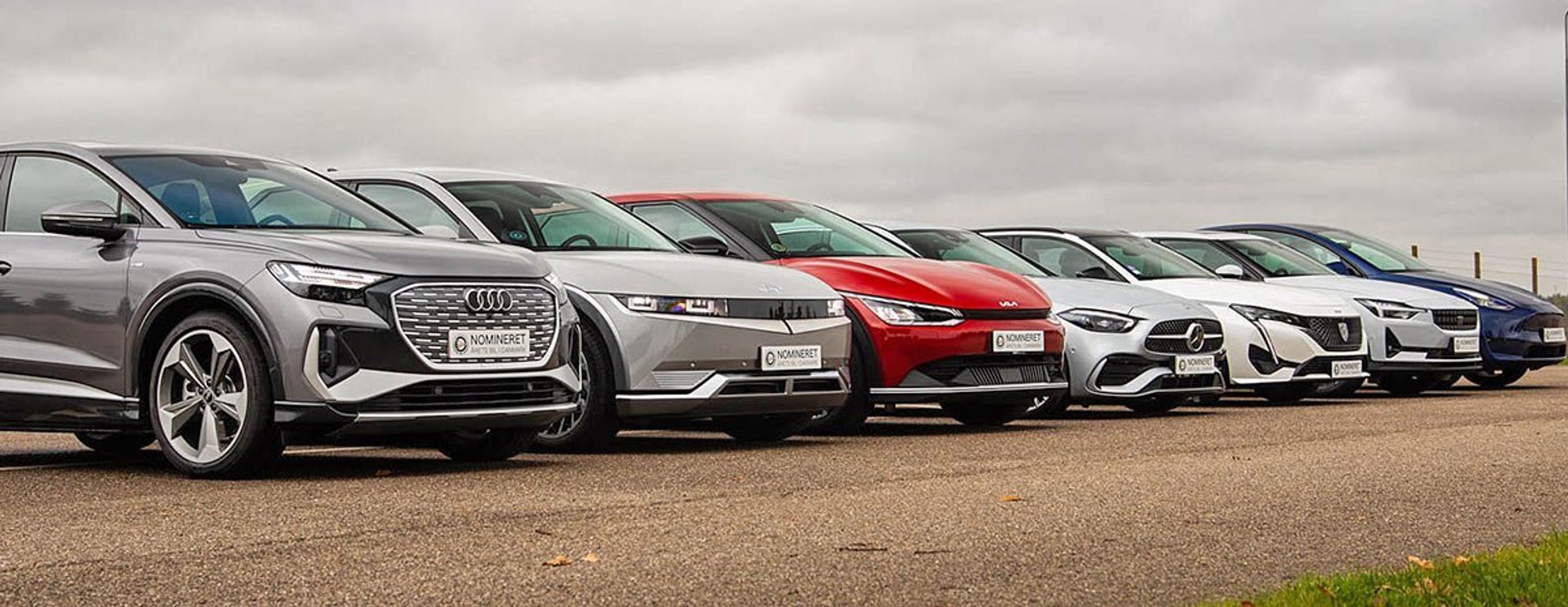 De syv finalister er fra venstre Audi Q4 E-tron, Hyundai Ioniq 5, Kia EV6, Mercedes-Benz C-klasse, Peugeot 308 Polestar 2 og Tesla Model Y.