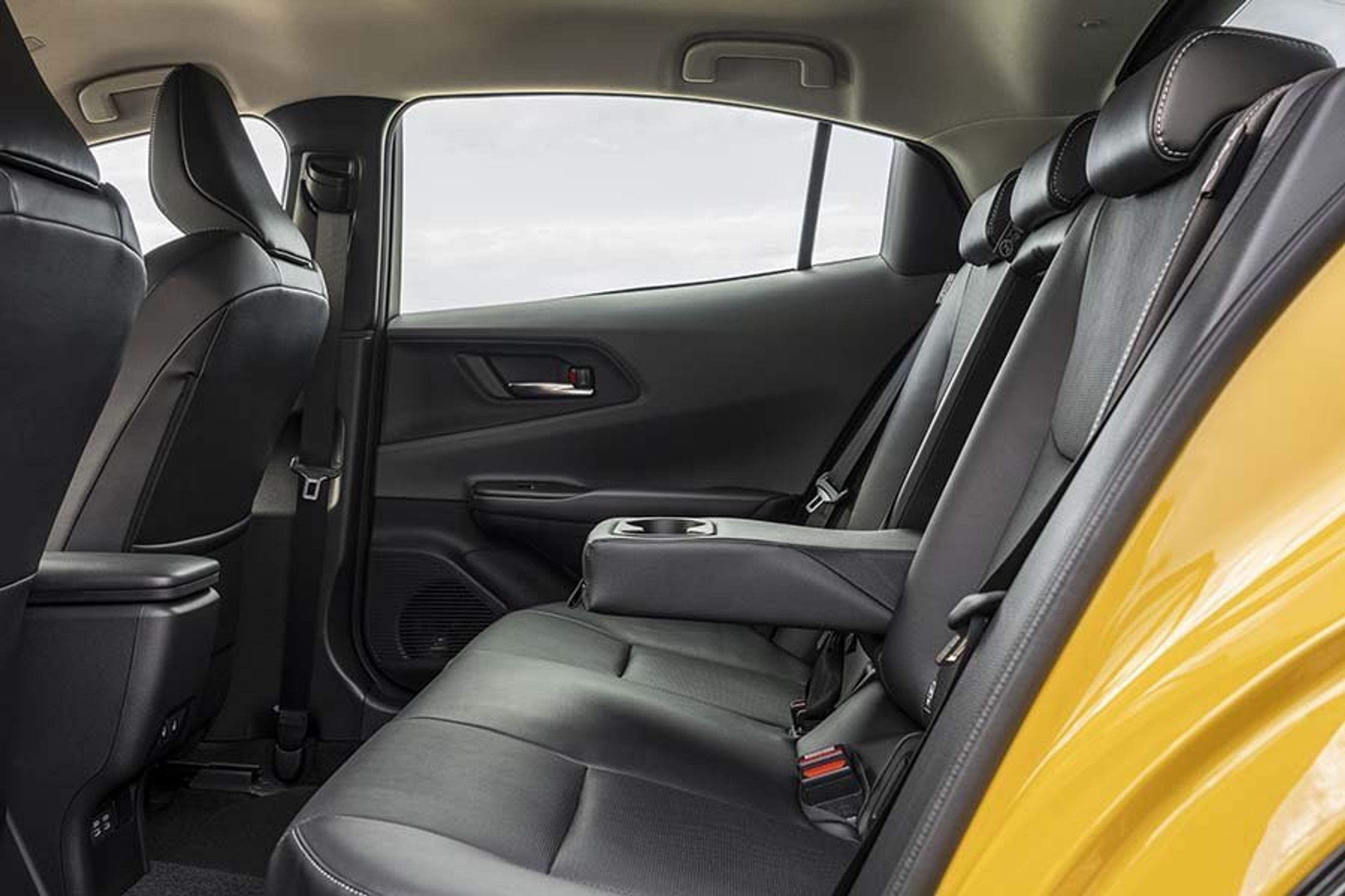 Bagsædepladsen er ikke bilens styrke, og høje personer støder hovedet mod loftet. 