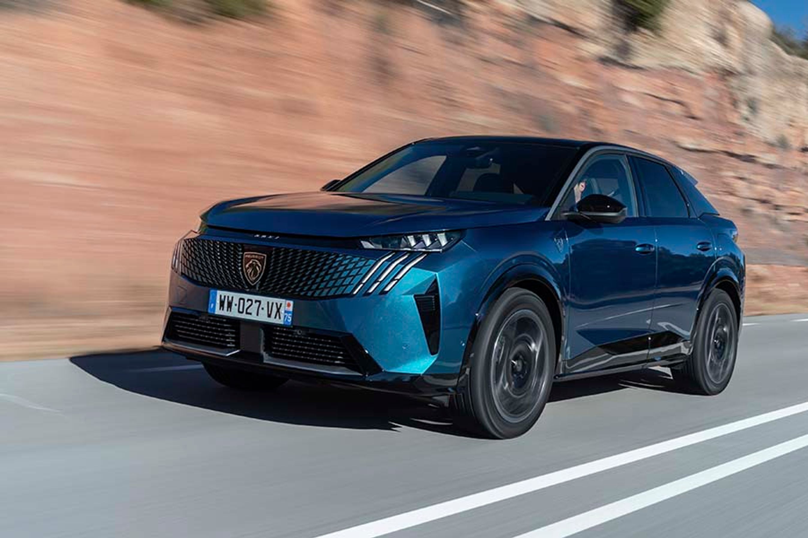 Den nye generation af Peugeot 3008 kommer i første omgang kun som elbil og bliver dermed yderst interessant i Danmark. Bilen trækker på forhjulene og har et batteri på 73 kWh, der giver en rækkevidde på 525 km (WLTP). Senere dukker en udgave op med en rækkevidde på over 700 km.