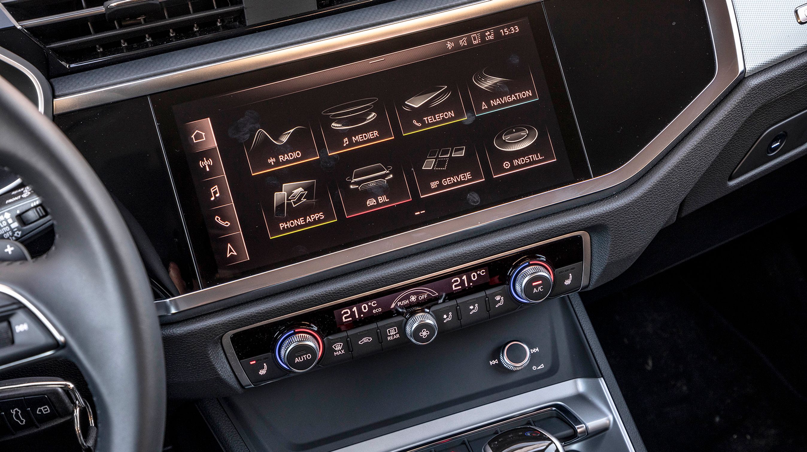 Skærmen er flot i sit design og let at betjene. Der er danske menuer, men ikke alle er aktive – bl.a. skal navigation tilkøbes for 4.755 kr. Bemærk volumenknappen længst nede – den er ikke optimalt placeret.