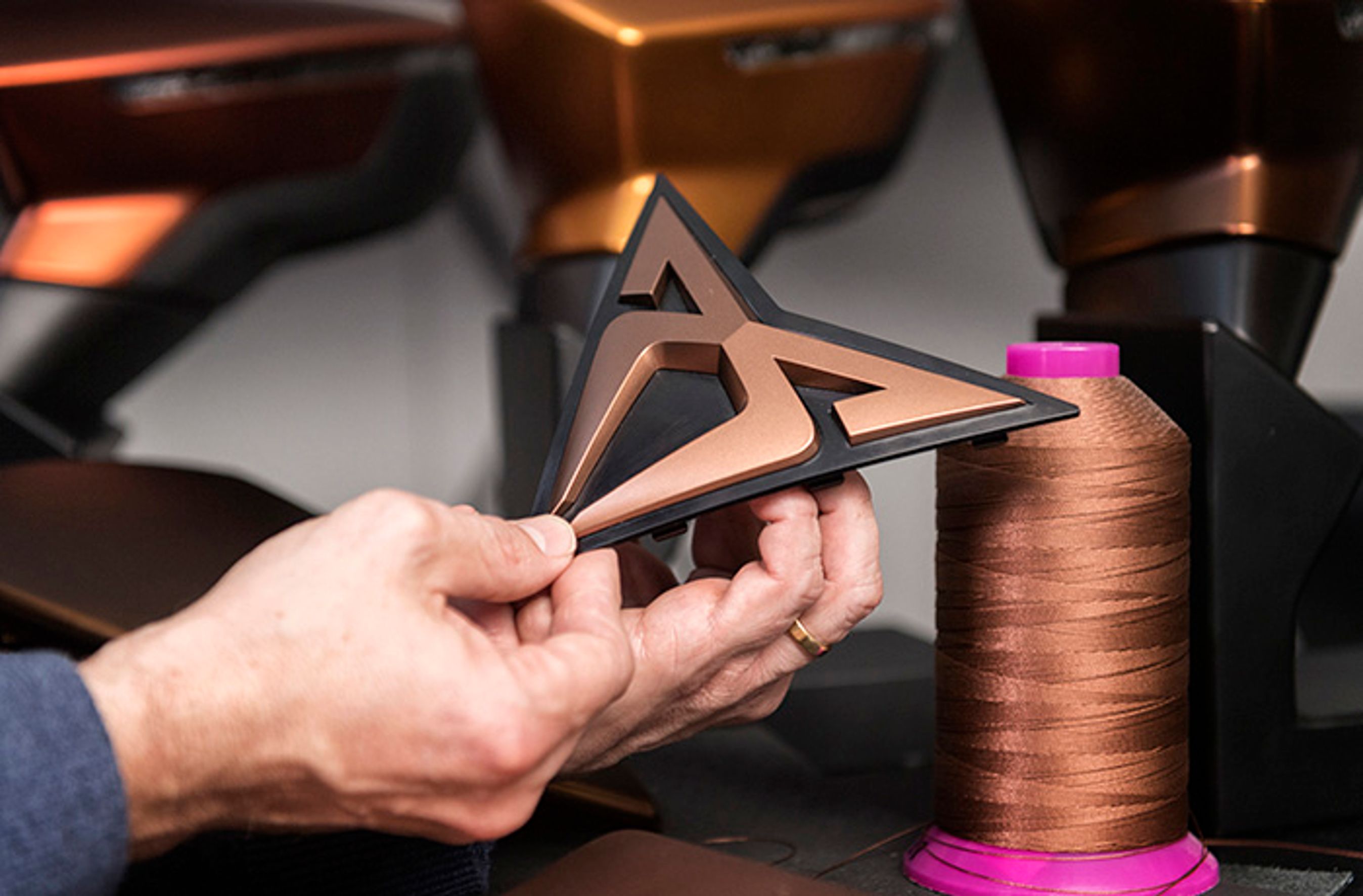 Farven fra det nye logo går igen flere steder i bilen, og tråden til syningerne i rat og sæder og nøje tilpasset den særlige kobberfarve.