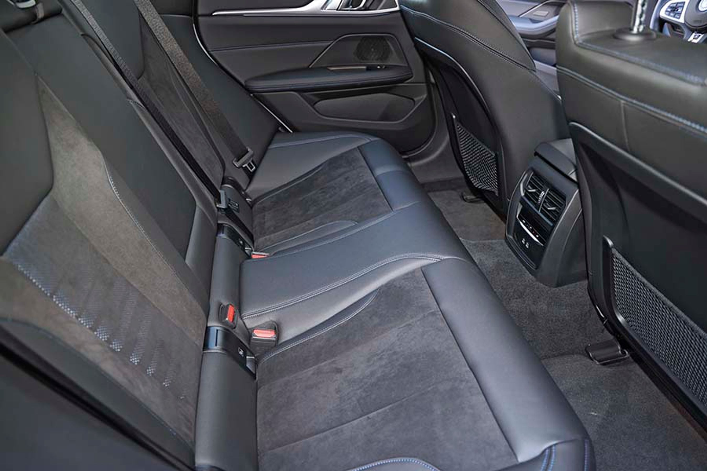 Bagsædepladsen er lidt ramt af det store batteri i vognbunden, da det giver lidt mindre plads til fødderne under forsæderne. Lidt underligt er der stadig en stor kardantunnel i bilen, selvom der ikke er behov for den. En af ulemperne ved platformdeling med benzin- og dieselmotorer.