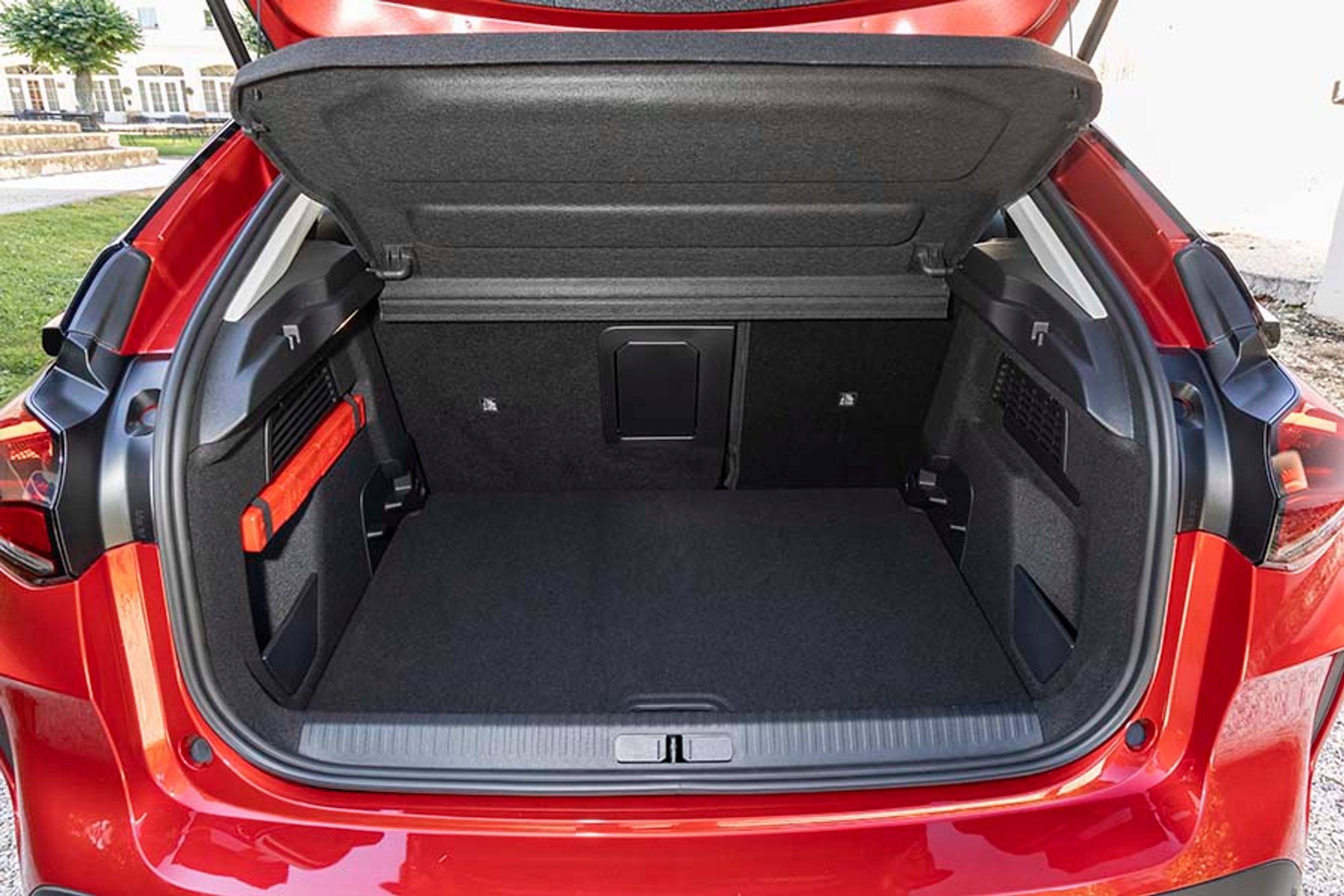 Bagagerummet rummer 380 liter og virker meget fint for en bil i denne klasse. Bunden kan justeres i to niveauer, og længst nede er der plads til ladekablet.
