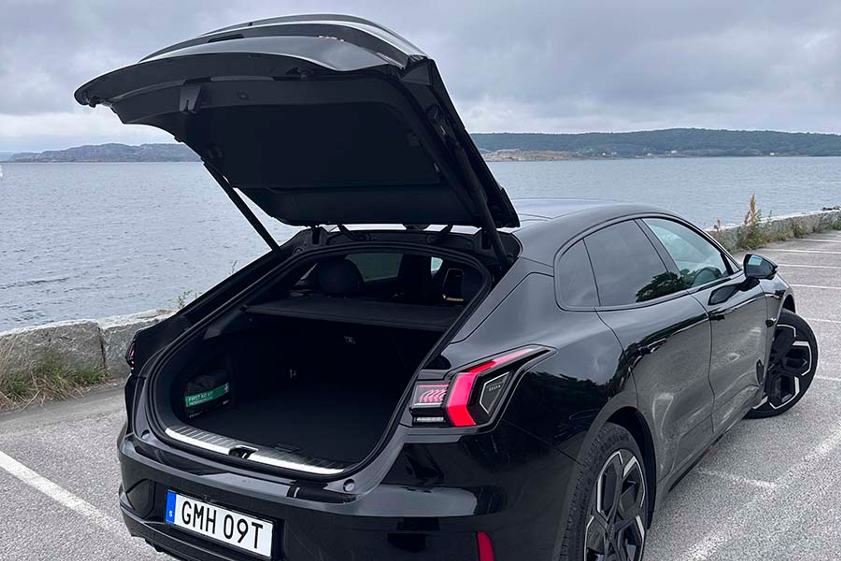 Bagklappen åbner højt og giver meget fin adgang til det store bagagerum på 539 liter. Bilen må i øvrigt trække op til 2.000 kg.