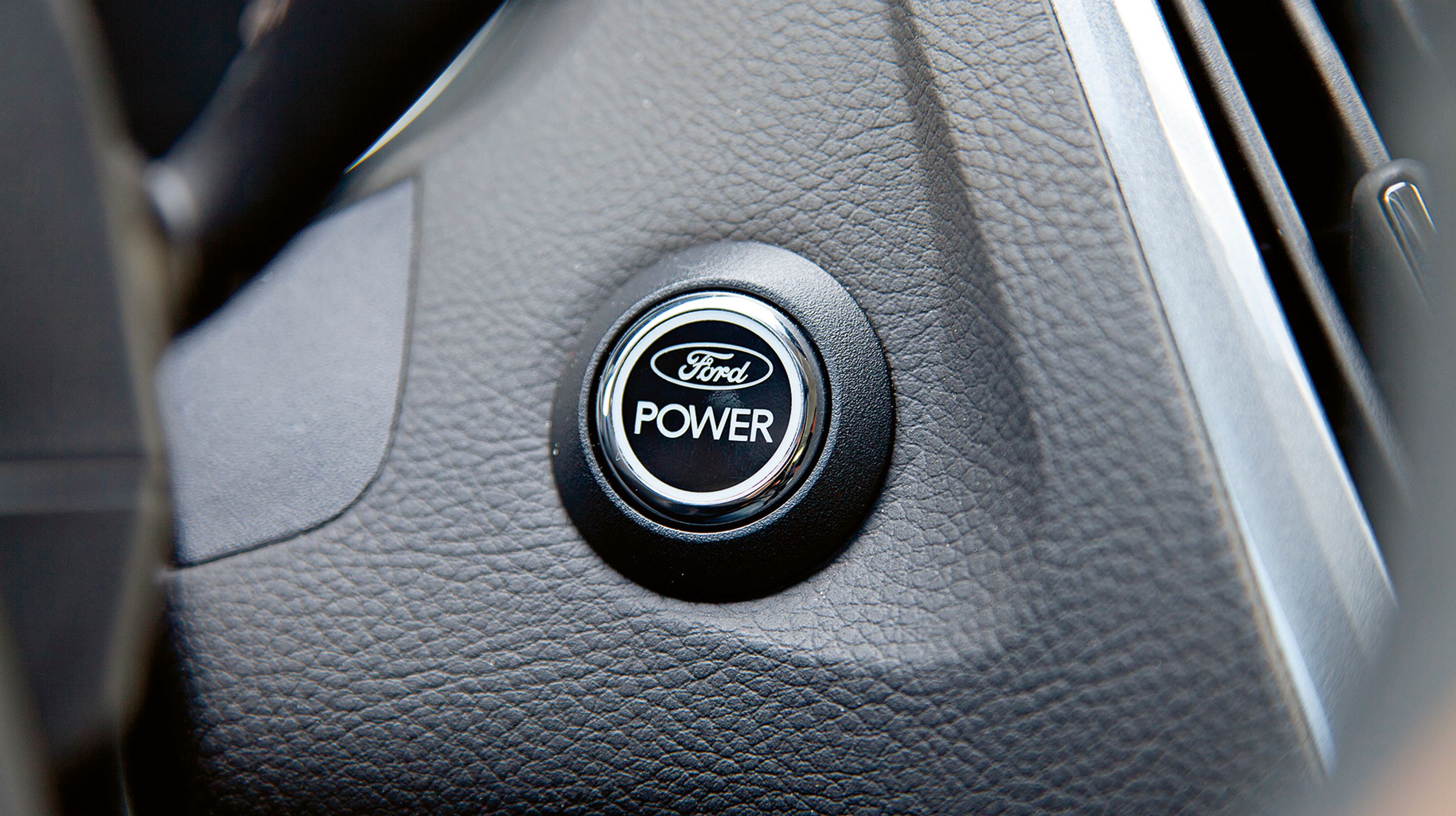 I Titanium-udgaven tændes motoren fra en startknap til højre for rattet. Nøglen forbliver i lommen.