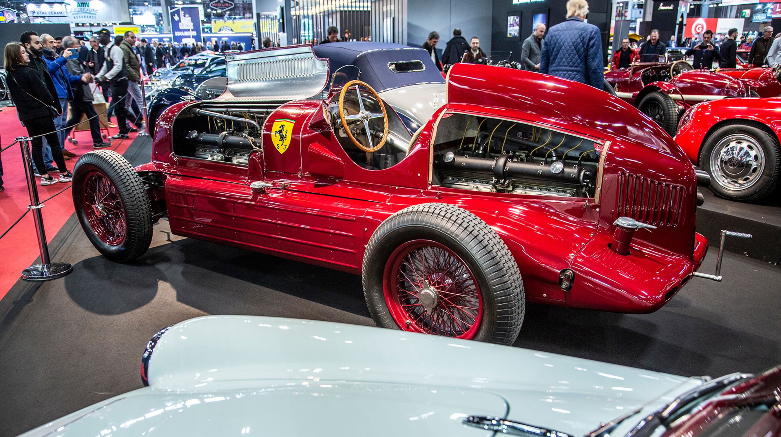 Den imponerende Alfa Romeo-udstilling på Lukas Hünis stand kunne blandt andet byde på den enestående 16C Bimotore. De fleste af bilerne var stillet til rådighed fra private samlinger.