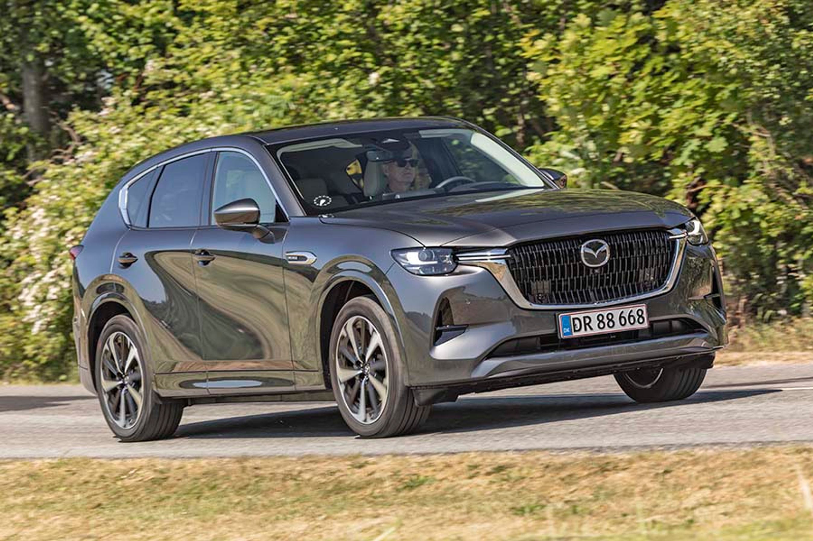 Mazda CX-60 er en stor og kraftfuld SUV i den dyre klasse. Med firehjulstræk, en sekscylindret dieselmotor og stort set alt i udstyr lander prisen på trekvart million kr.