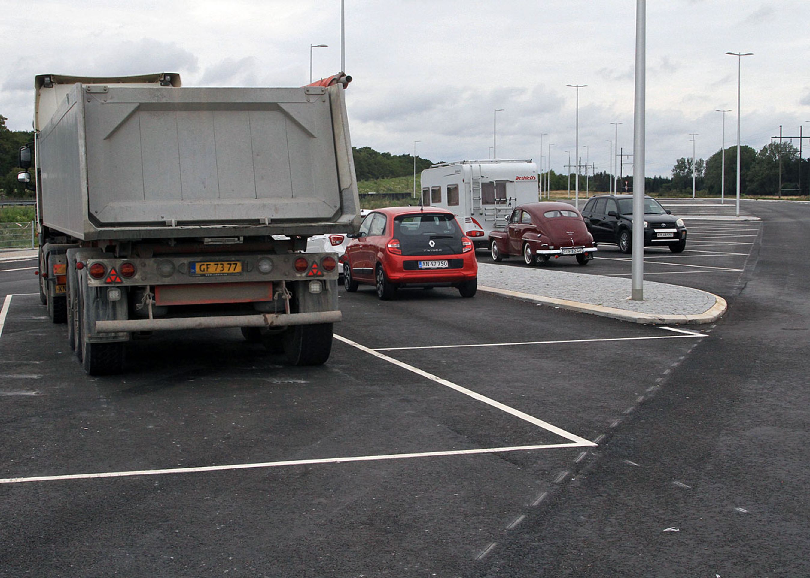 Da Motor var på besøg, holdt der ca. 10 personbiler på lastbilområdet. På personbilparkeringen var der også ca. 10.