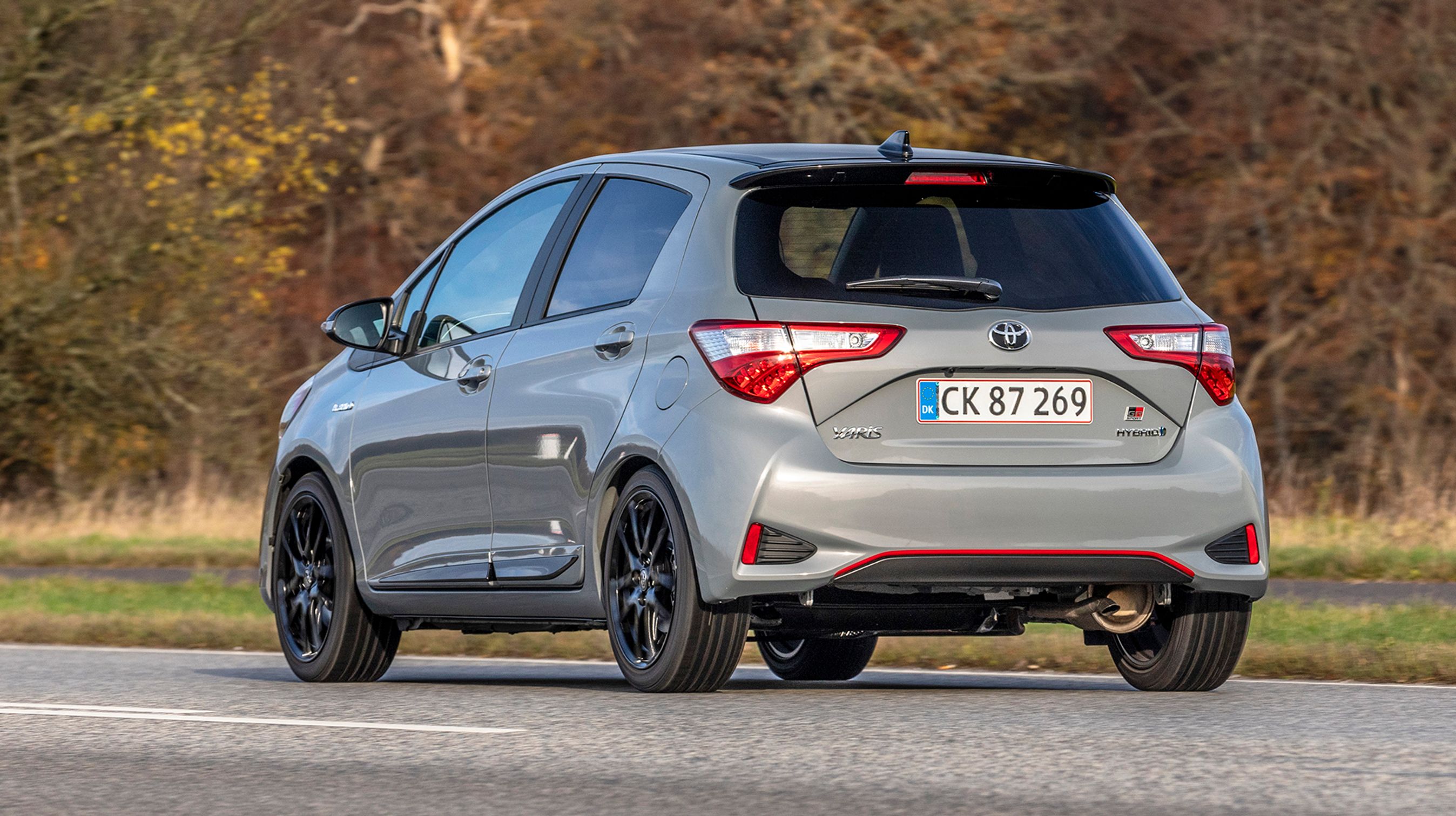 17”-alufælge i sort farve er en del af GR-udstyret. De får bilen til at se mere fræk ud, men giver desværre også en ganske dårlig komfort, der måske passer til en sportslig model, men ikke til en hybrid-Yaris med 100 hk.