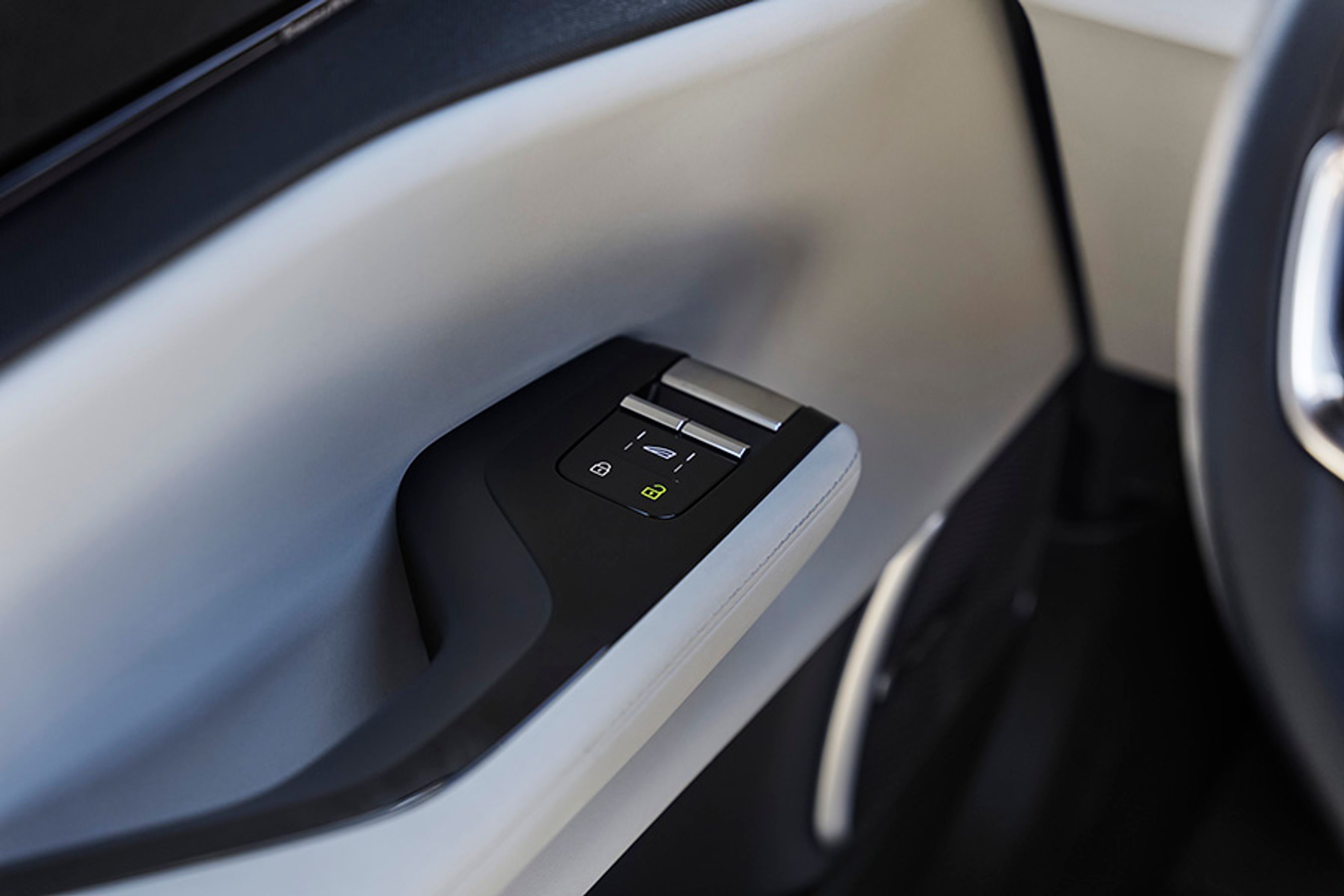 Dørkontaktens styring af elruder er af den type, hvor man først skal vælge, om det er forruderne eller bagruderne, man vil åbne eller lukke. Det er lyder meget mere smart, end det i virkeligheden er.