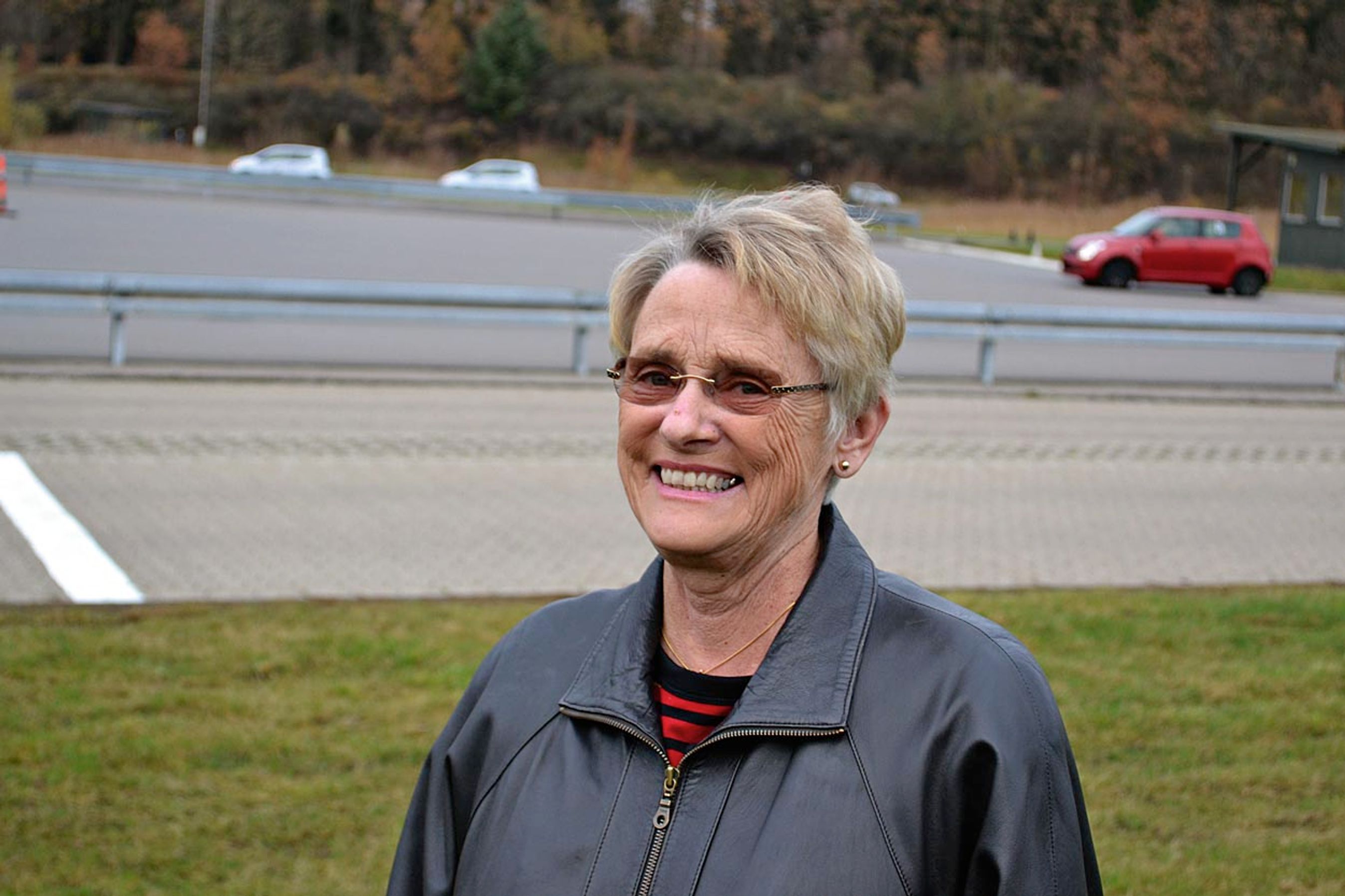 Dorrit Nielsen, 67 år: Jeg er hernede med min mand, og vi har begge talt om, at det kunne være en god idé at få genopfrisket reglerne. Der er kommet andre skilte, større rundkørsler og motorveje med mange spor, siden jeg lærte at køre bil, så det kan være svært at vide, hvad man skal gøre. Jeg kender flere på 70 år, der sagtens kan køre bil, men jeg synes, det er i orden, at man skal have kørekortet fornyet. Men det kræver, at lægen sætter stolen for døren, hvis folk ikke kan fortsætte med at køre bil. Der er helt sikkert nogle, der f.eks. har fået nye hofter eller nyt knæ, som kan have problemer med at reagere hurtigt nok, når de skal bremse. Men måske det vil være bedre med et kørekursus end et lægetjek.