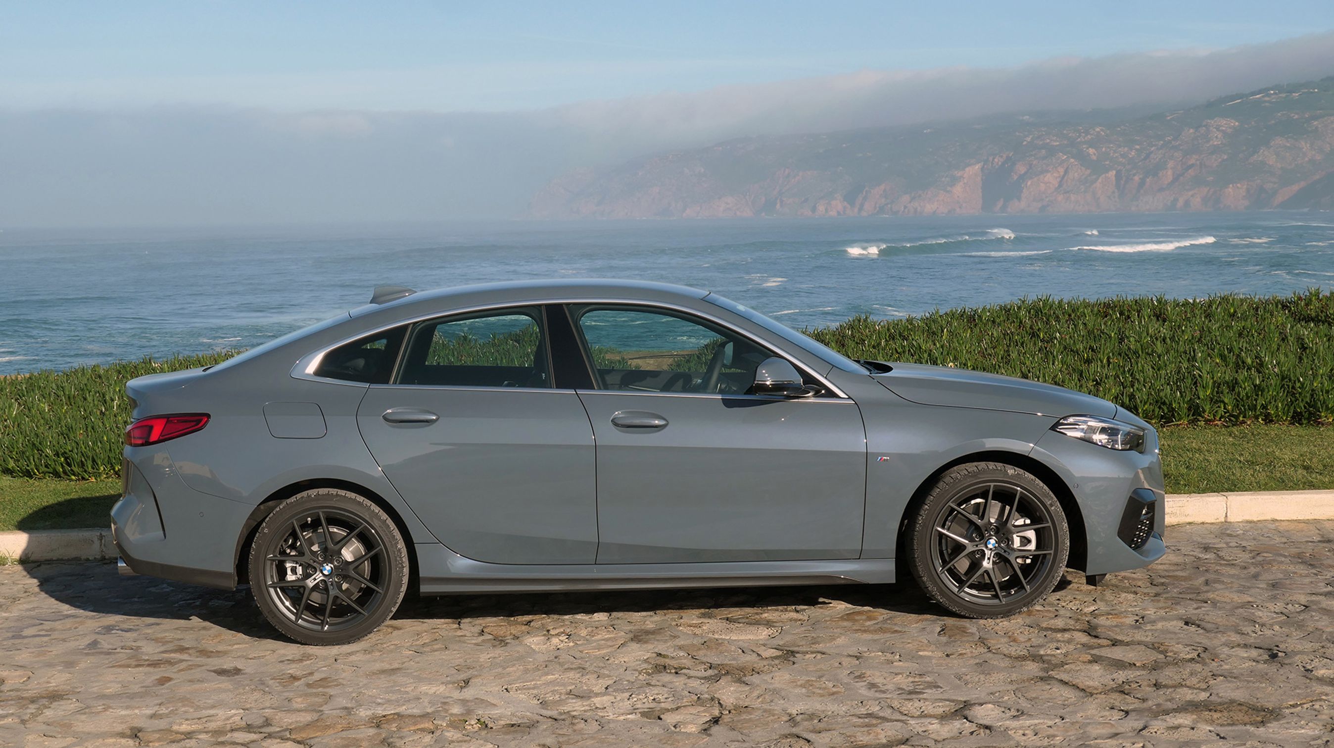 2-serie Gran Coupé er en 1-serie i sedan-udførelse. Længden er øget 21 cm. Hjulene er på 16-18 tommer, her er det de største.