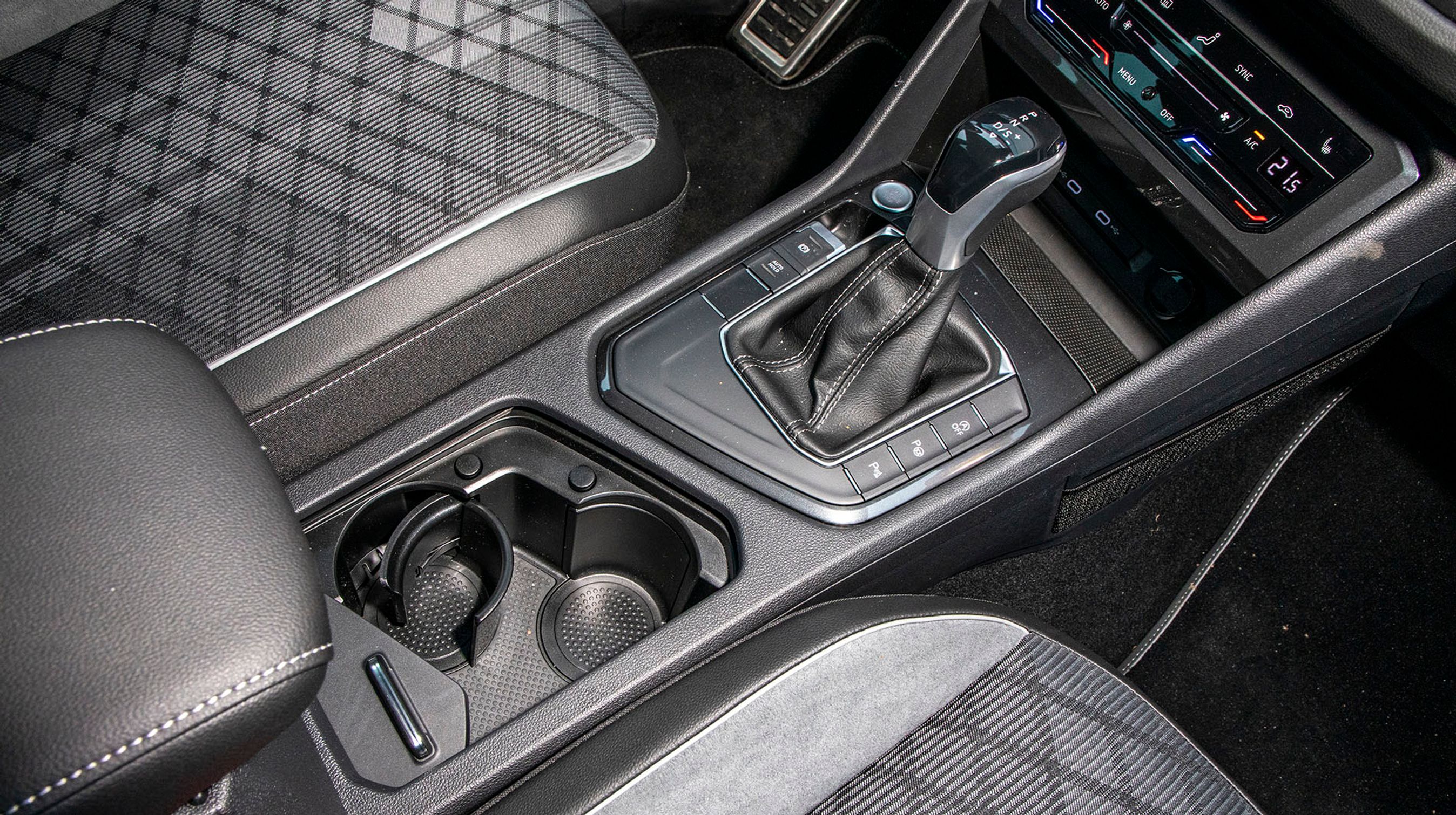 Den lidt gammeldags gearstang er et minus ved bilen. Man skal flytte den fra P til D, og man skal huske selv at sætte den i P, når turen er slut. Her havde en moderne elektronisk gearstang været på sin plads.