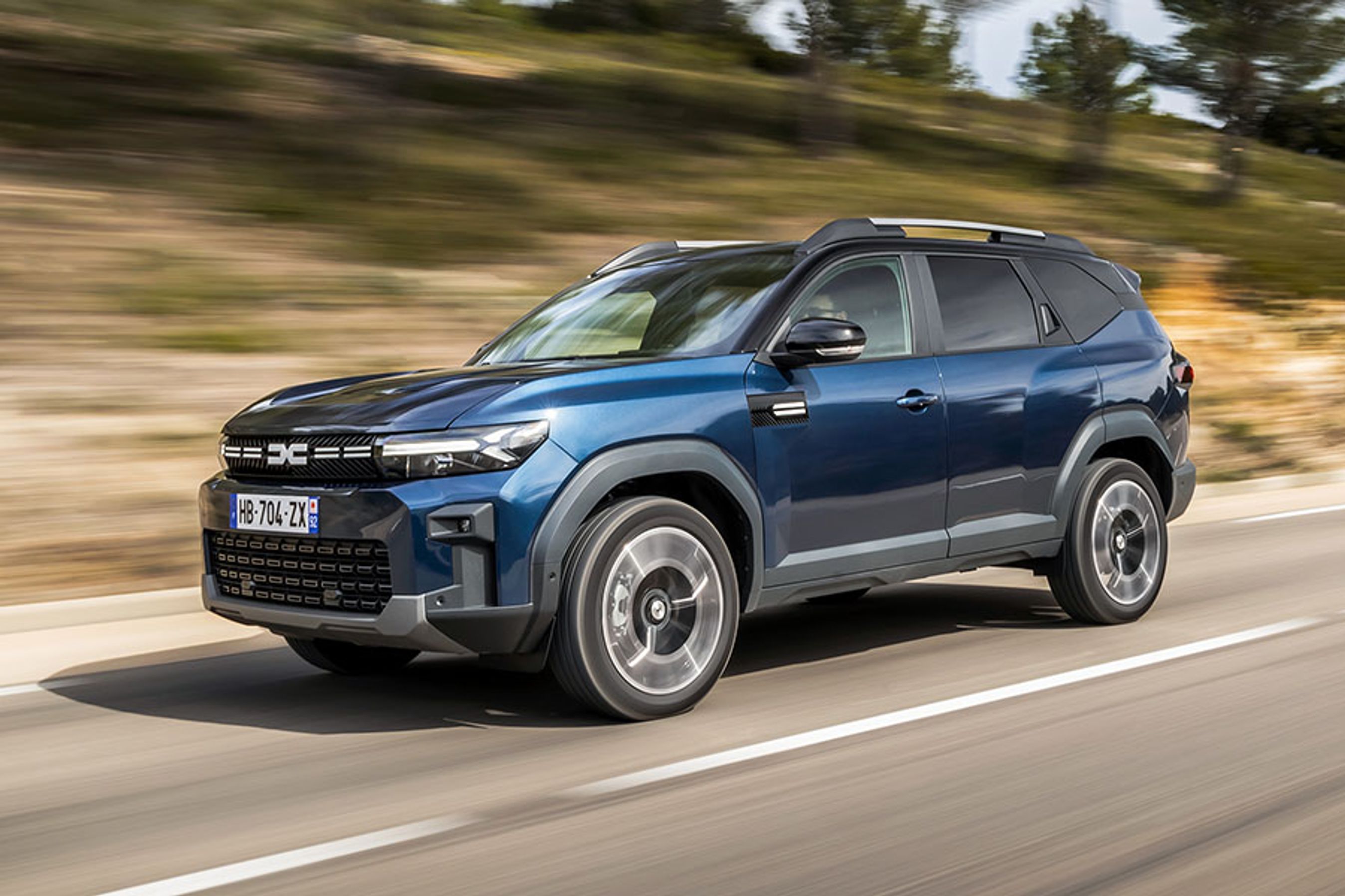 Dacia Bigster er en mellemklasse-SUV, og det er helt nyt, at det rumænske bilmærke har en model i denne størrelse. Bigster er bygget over Duster, men er væsentlig større.