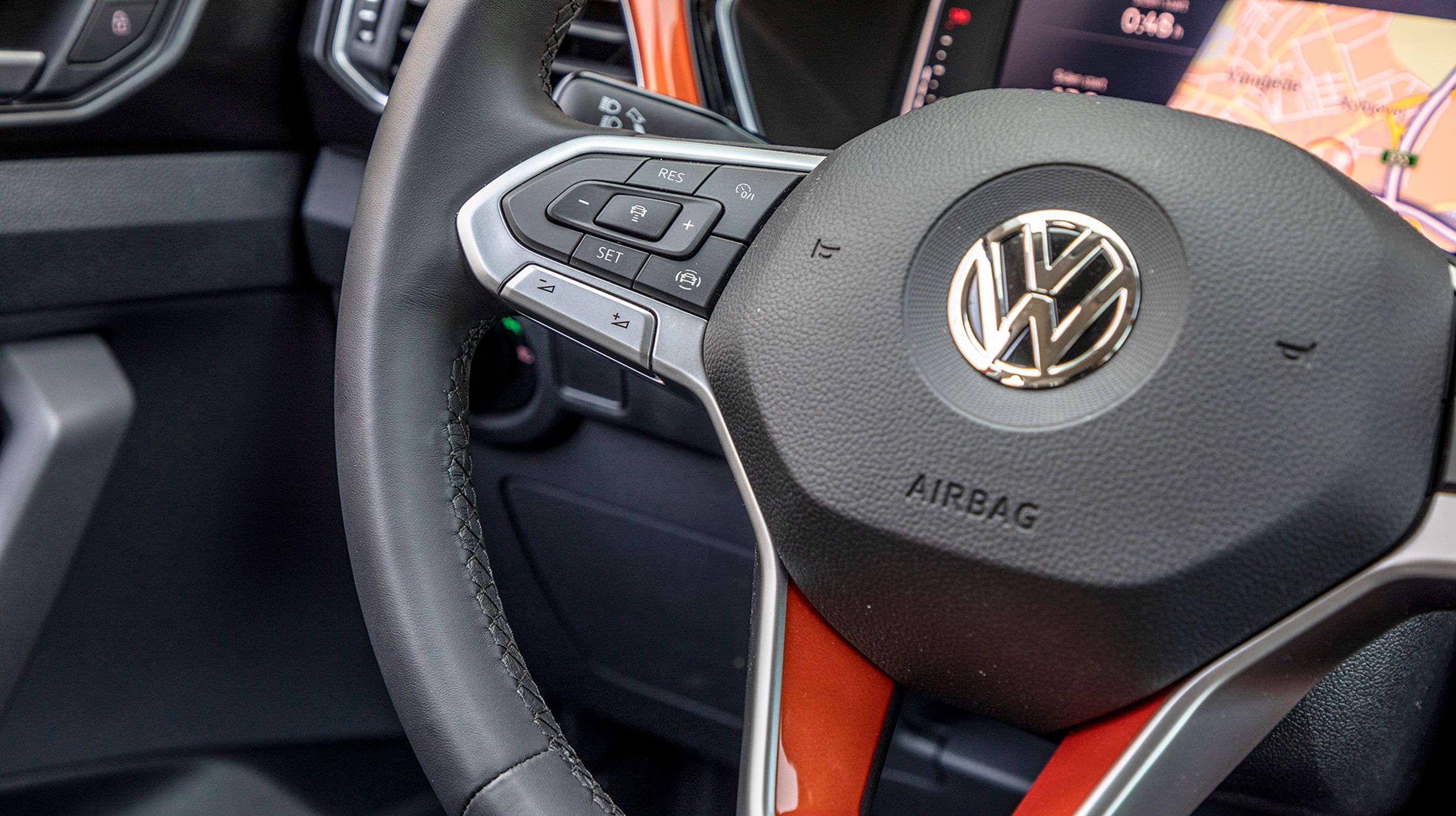 Der er adaptiv fartpilot i alle udgaver af T-Cross, og den betjenes fra rattet. Rart at den ligger ved fingrene. 