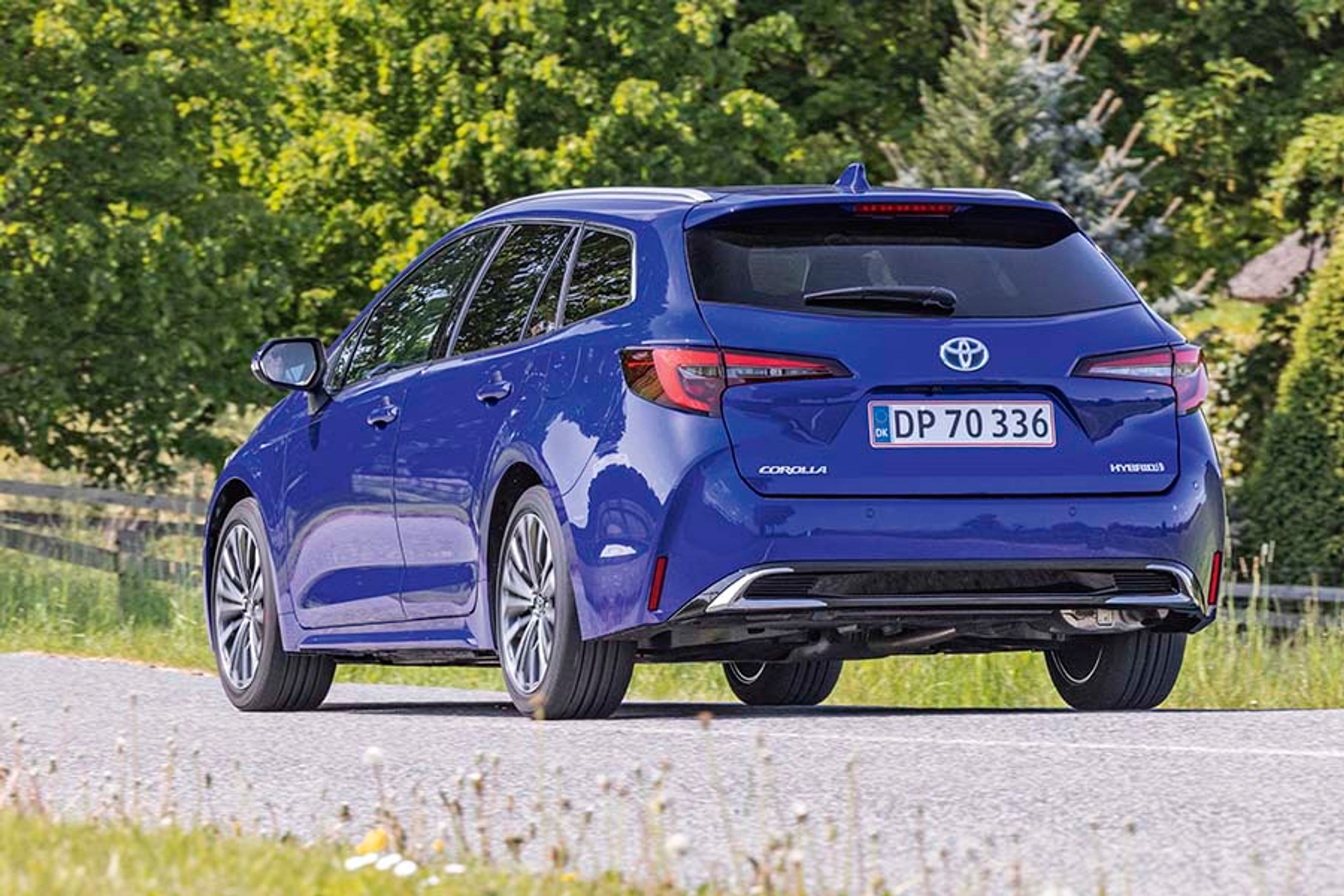 Hybridbilen Toyota Corolla set bagfra, mens den kører på landevej